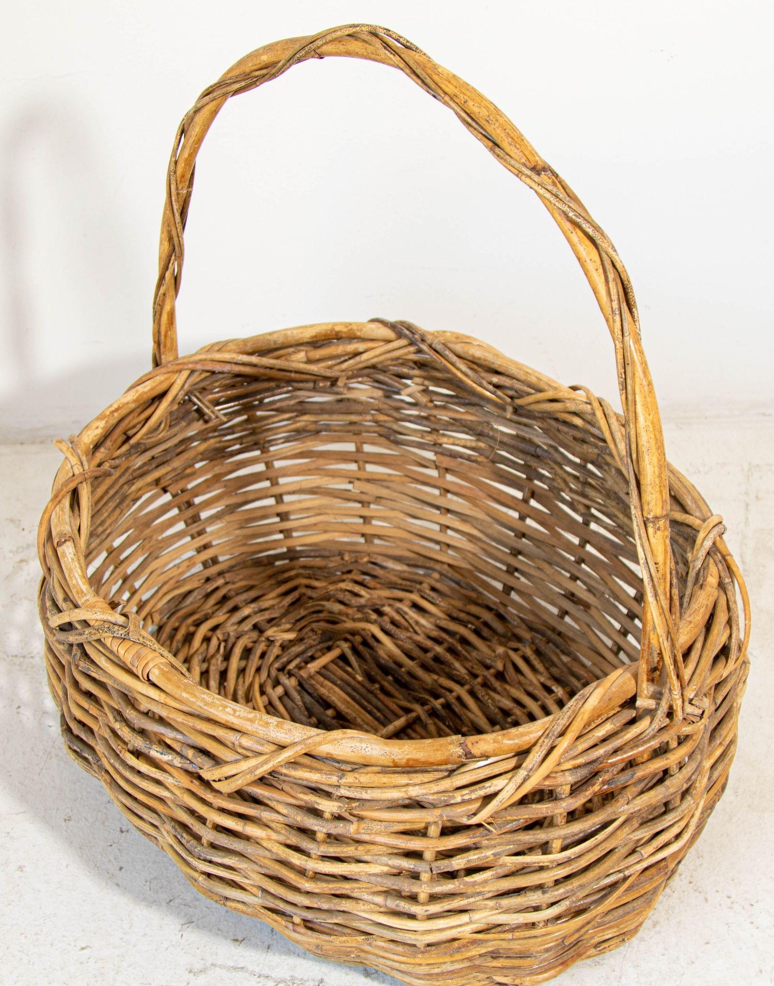 Large Antique French Provincial Grape Harvest Wicker Basket with Single Handle For Sale 13