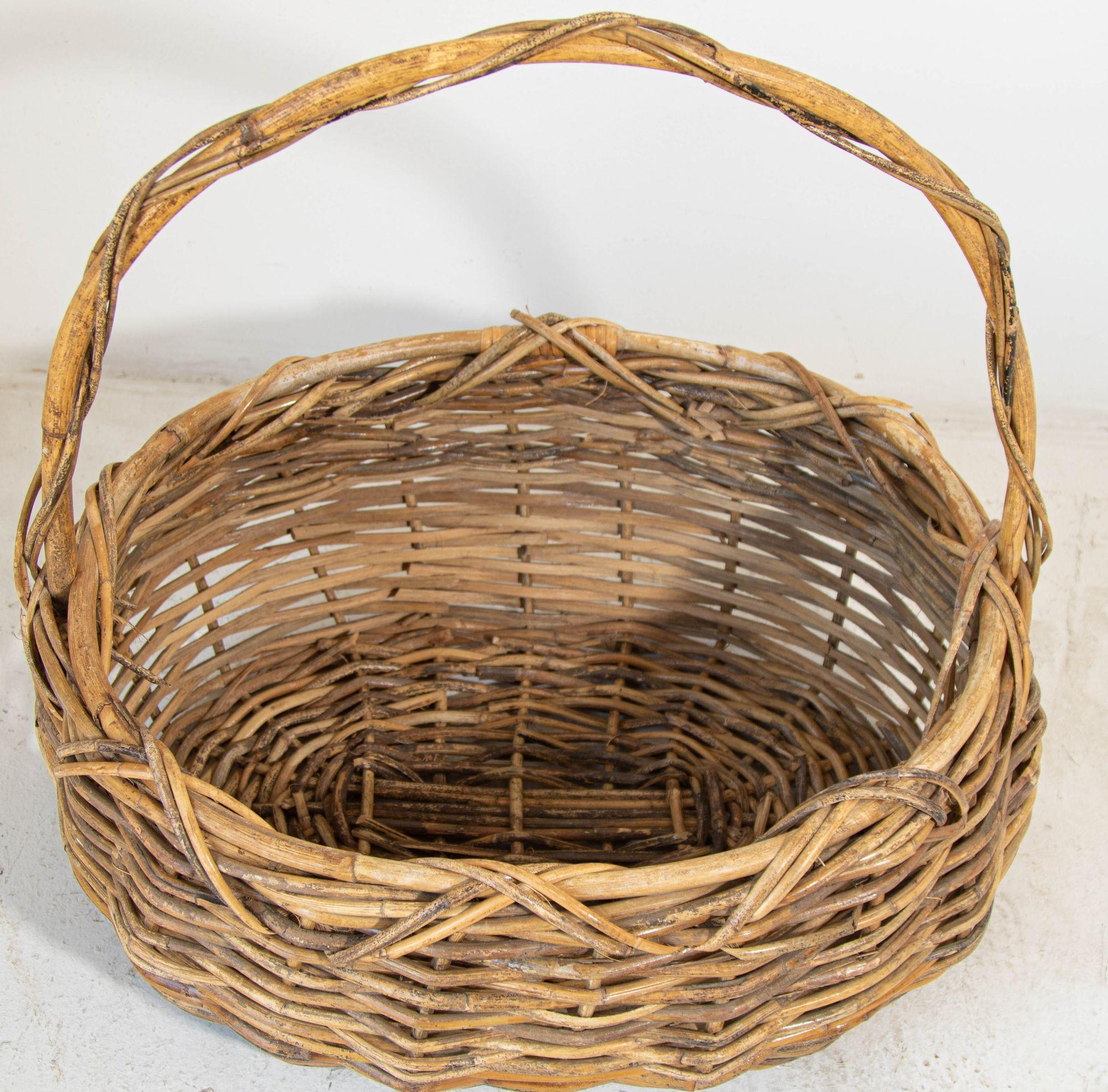 Large Antique French Provincial Grape Harvest Wicker Basket with Single Handle In Fair Condition For Sale In North Hollywood, CA