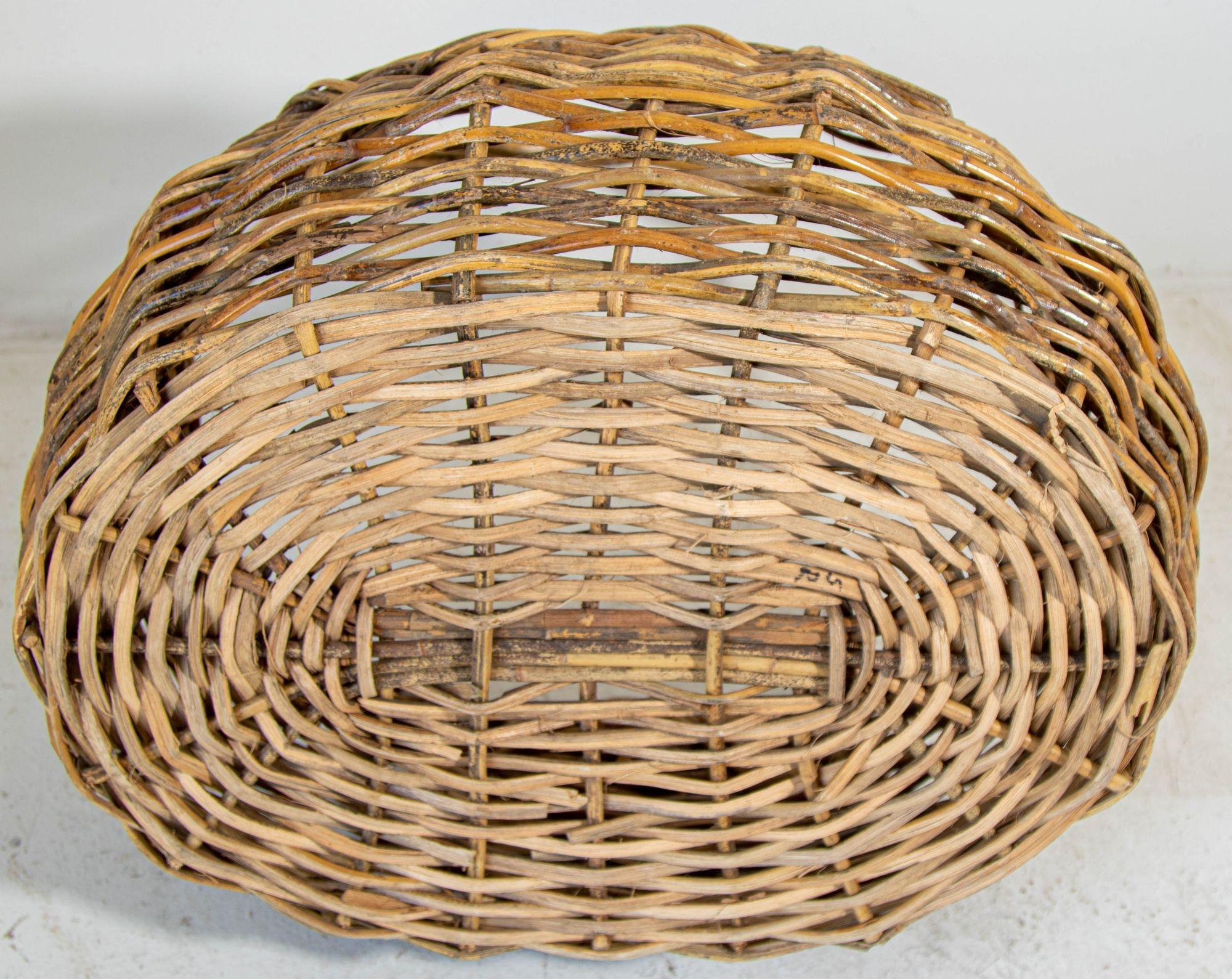 Large Antique French Provincial Grape Harvest Wicker Basket with Single Handle For Sale 2