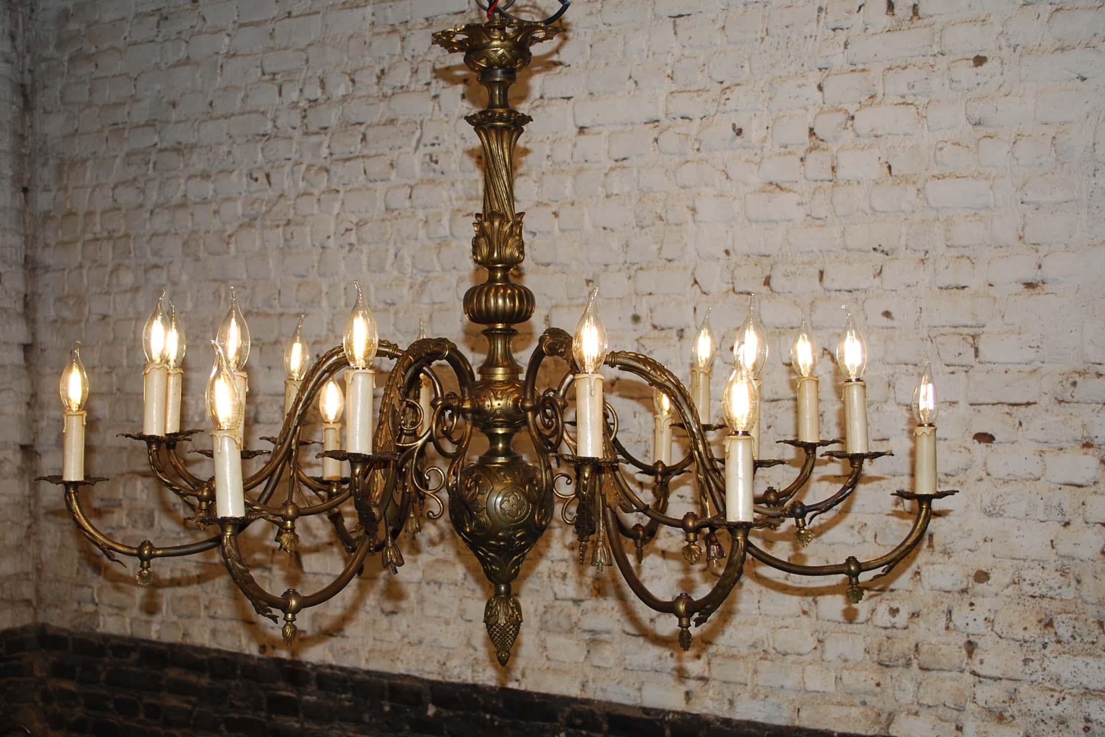 Large Antique French Renaissance Style Brass Electric Chandelier with 18 Lights In Good Condition In Casteren, NL