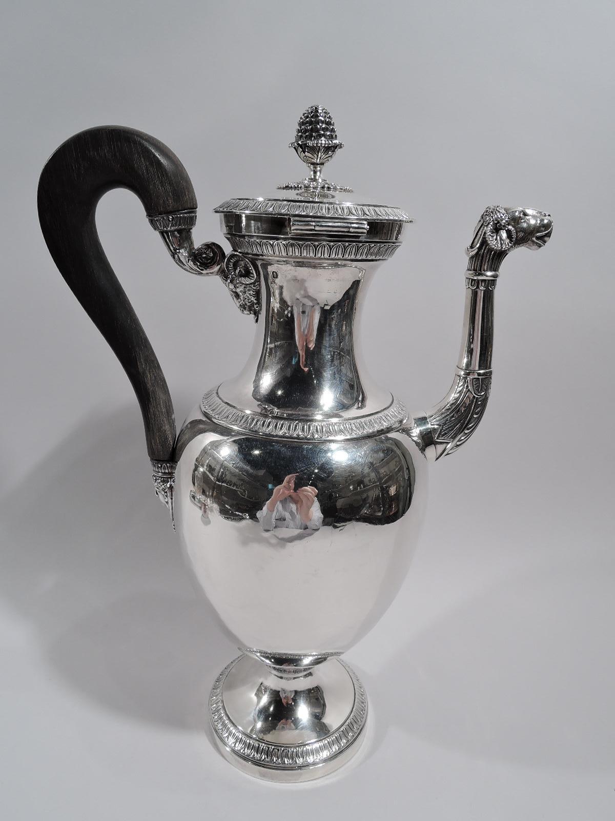 Grande cafetière française en argent étrusque 950, vers 1820. Corps ovoïde avec un col en forme de bobine, un couvercle à charnière latérale et un pied surélevé et rond. Bec en S droit avec bouche en forme de tête de bélier, feuilles et godrons en