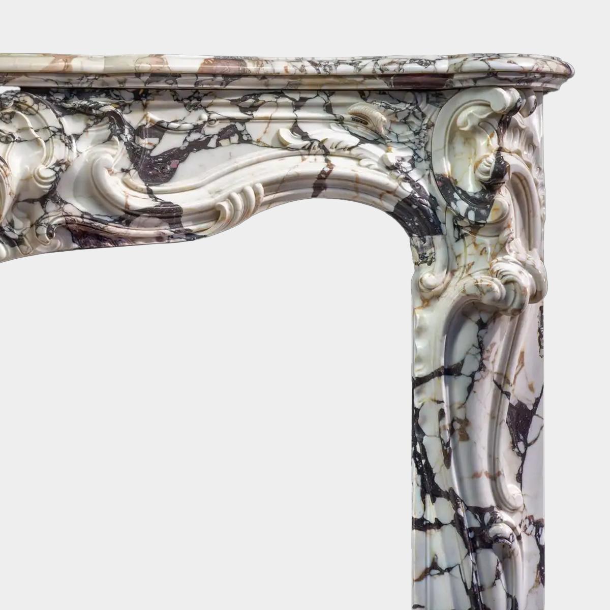 Gran repisa de chimenea de mármol French Rococo Breche Violette antigua Rococó en venta