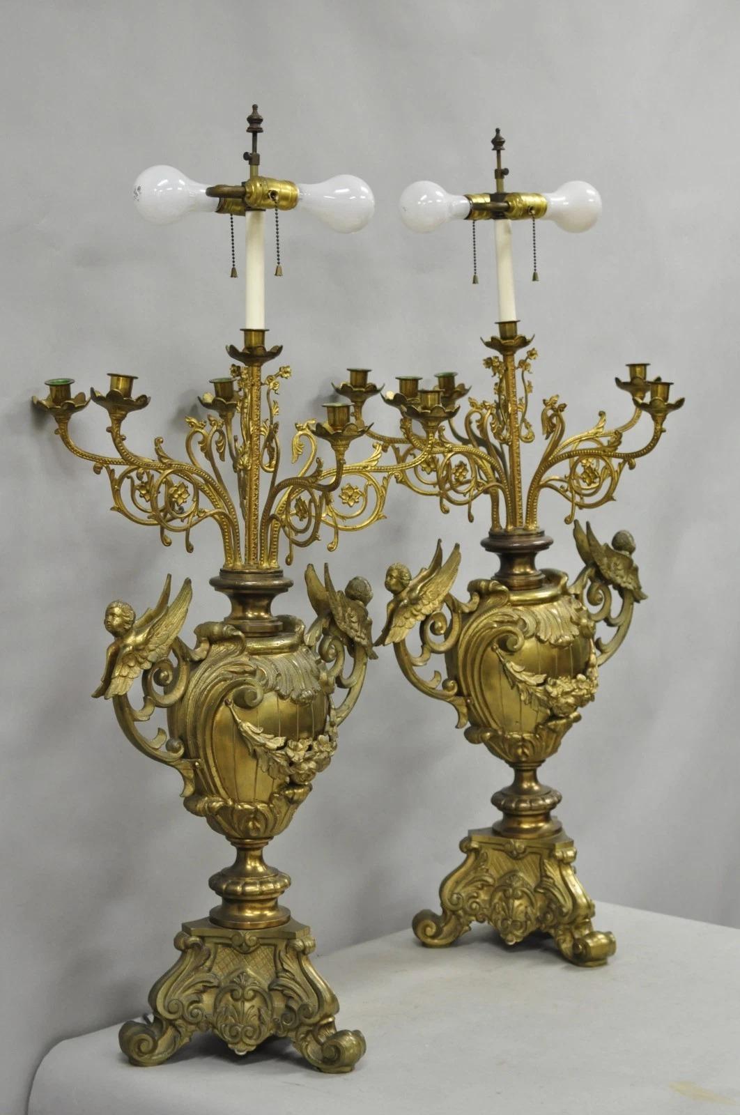 Grande Antique French Rococo Louis XV Figural Querubín Bronce Candelabro Lámparas Pareja en venta 6