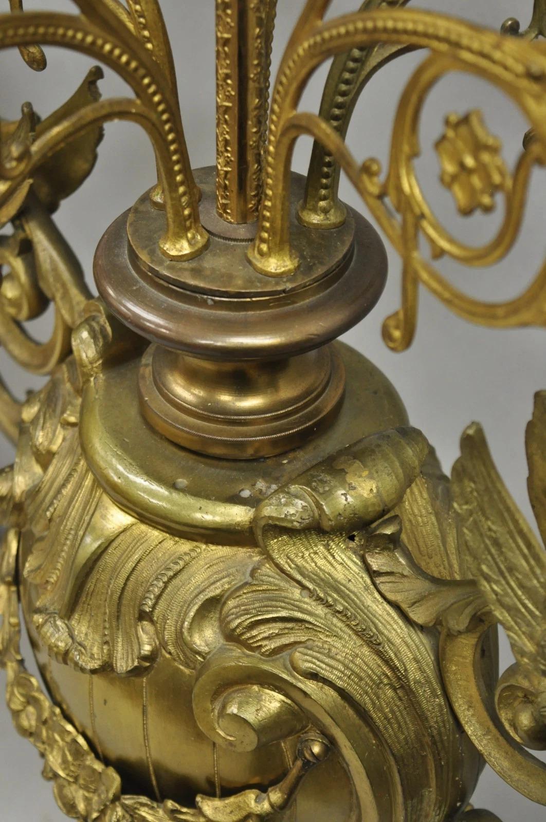 Grande Antique French Rococo Louis XV Figural Querubín Bronce Candelabro Lámparas Pareja en venta 9