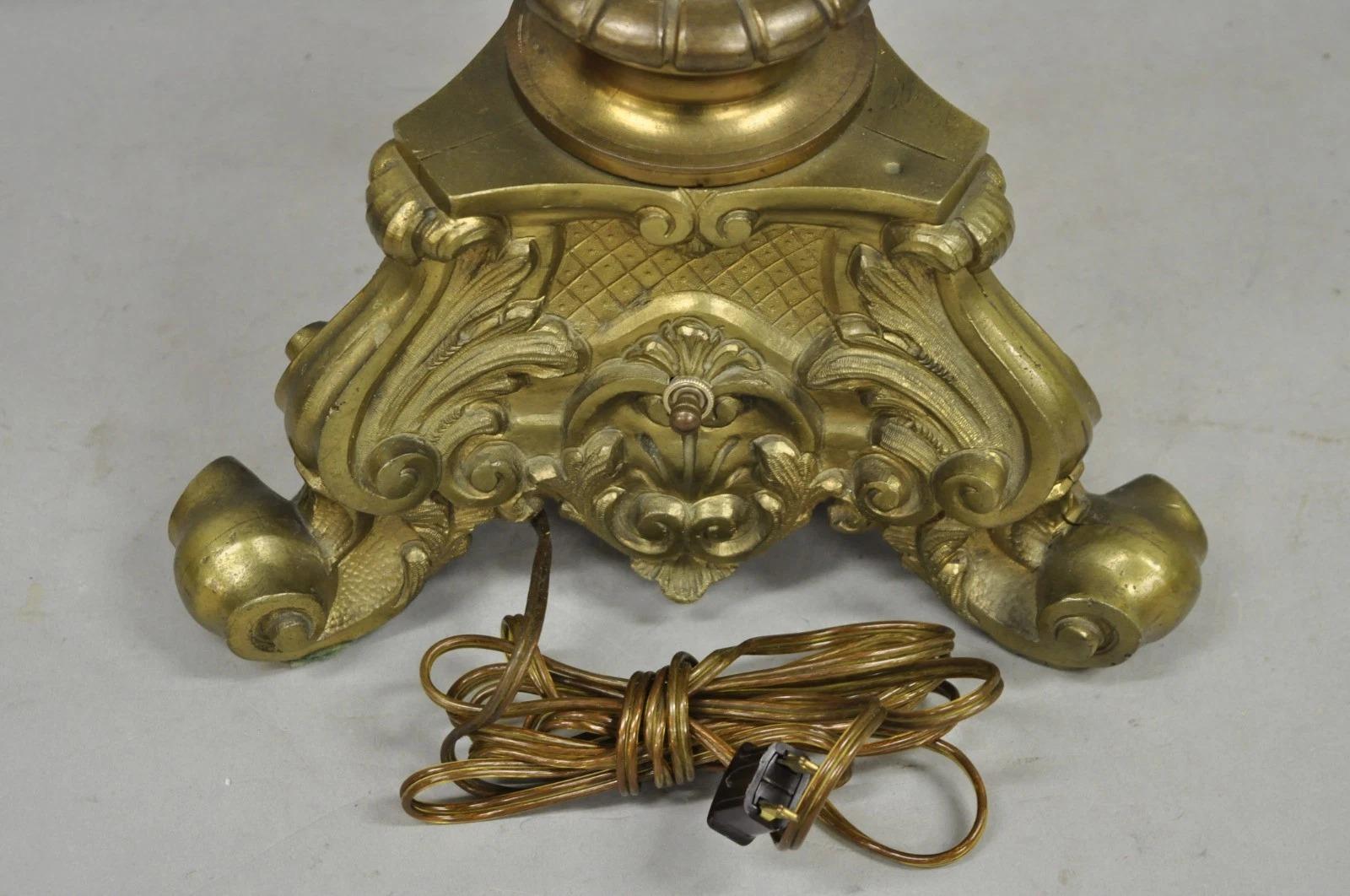 Grande Antique French Rococo Louis XV Figural Querubín Bronce Candelabro Lámparas Pareja en venta 10