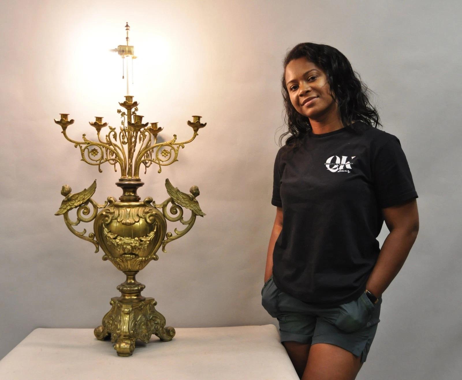 Grande Antique French Rococo Louis XV Figural Querubín Bronce Candelabro Lámparas Pareja en venta 12