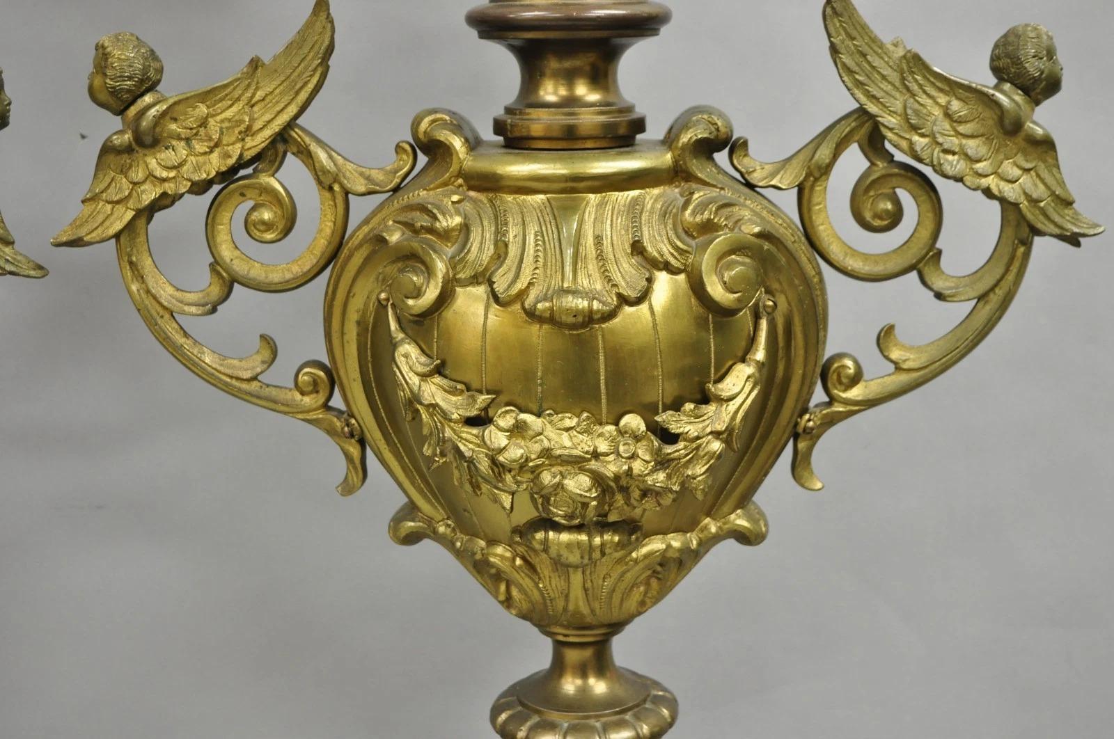 Grande Antique French Rococo Louis XV Figural Querubín Bronce Candelabro Lámparas Pareja Rococó en venta