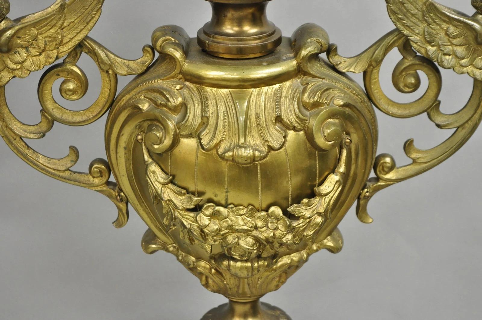 Grande Antique French Rococo Louis XV Figural Querubín Bronce Candelabro Lámparas Pareja siglo XX en venta