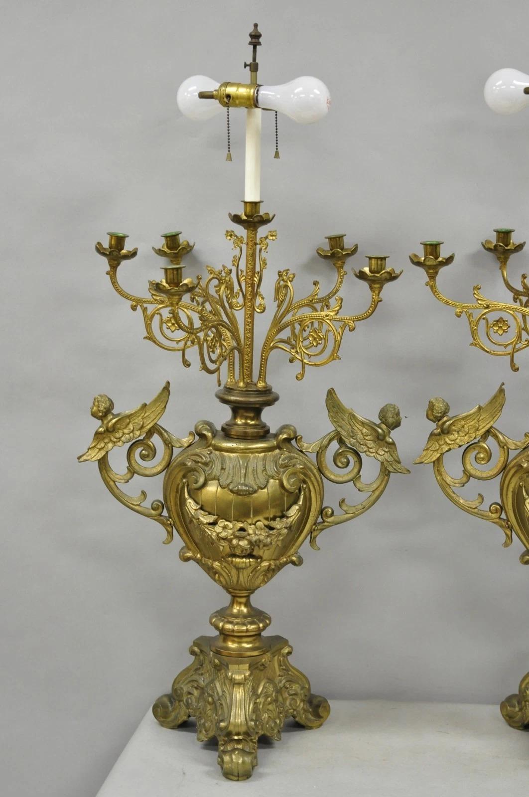 Grande Antique French Rococo Louis XV Figural Querubín Bronce Candelabro Lámparas Pareja en venta 2
