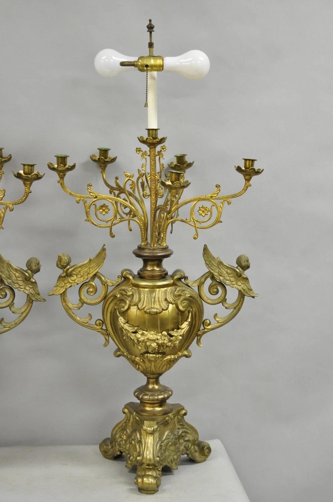 Grande Antique French Rococo Louis XV Figural Querubín Bronce Candelabro Lámparas Pareja en venta 3