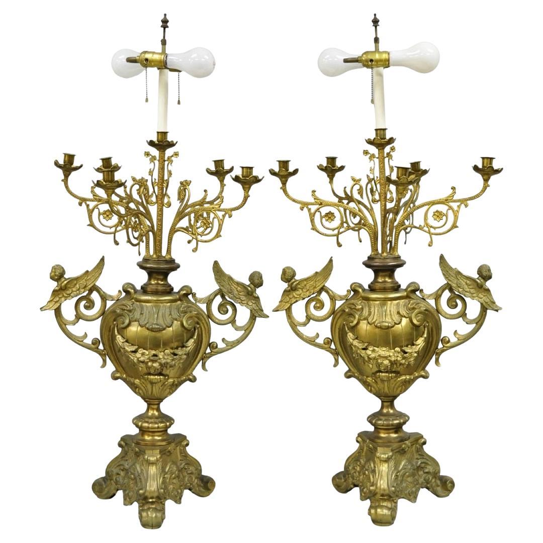 Grande Antique French Rococo Louis XV Figural Querubín Bronce Candelabro Lámparas Pareja en venta