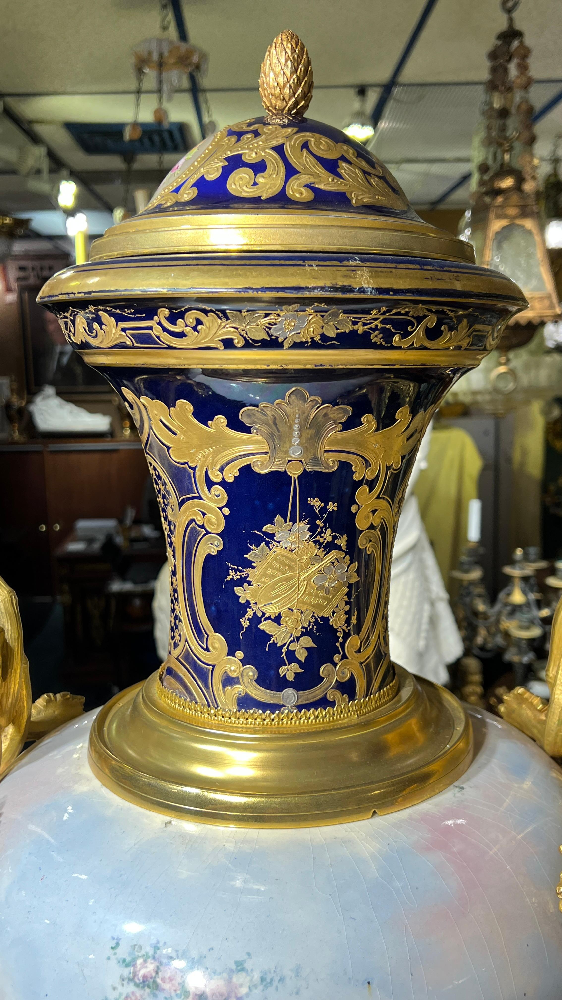 Large Antique French Sevres Style Gilt Bronze Mounted Porcelain Vase with Cover in vendita 6