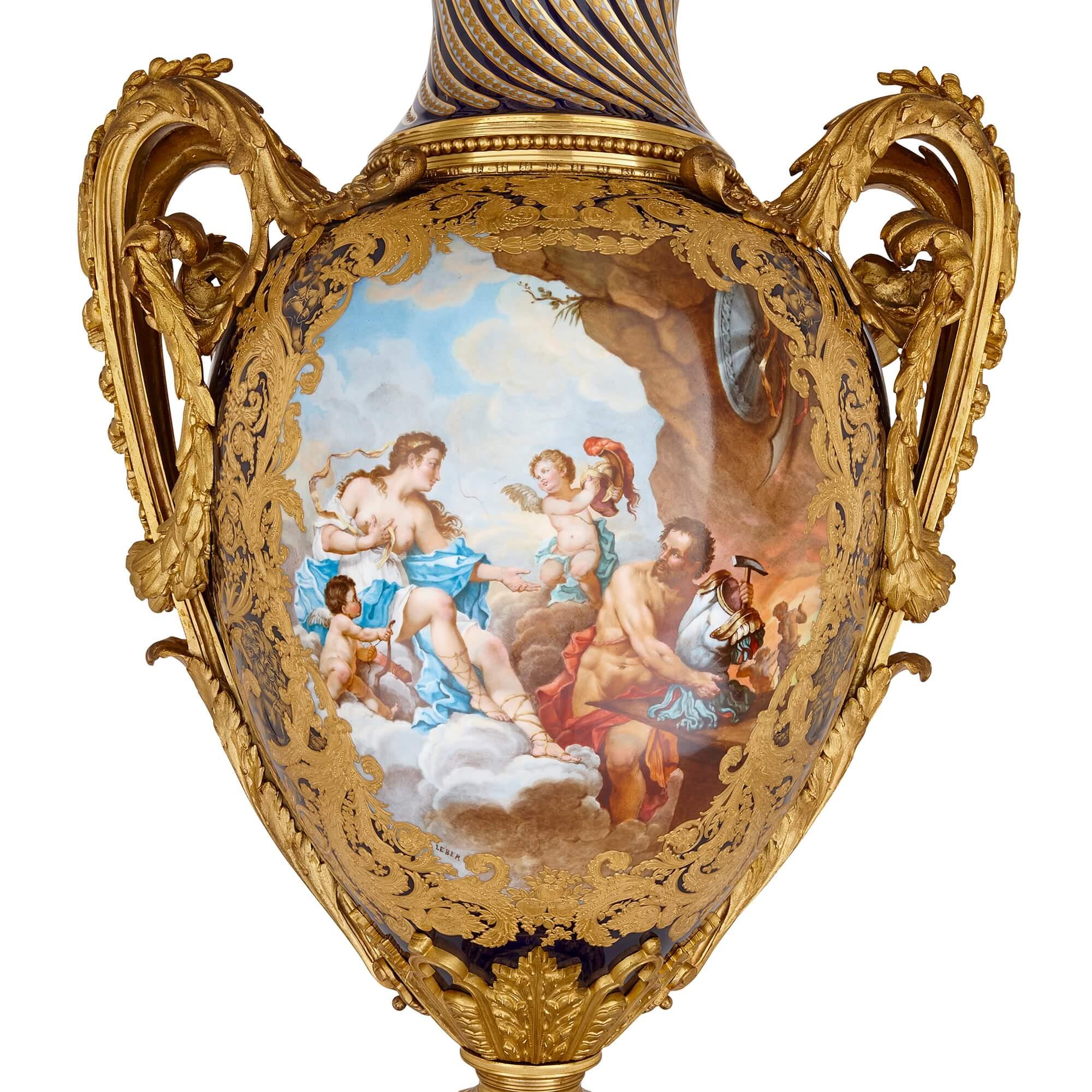 Große antike französische Vase im Sèvres-Stil aus Porzellan und vergoldeter Bronze  (Neoklassisch) im Angebot