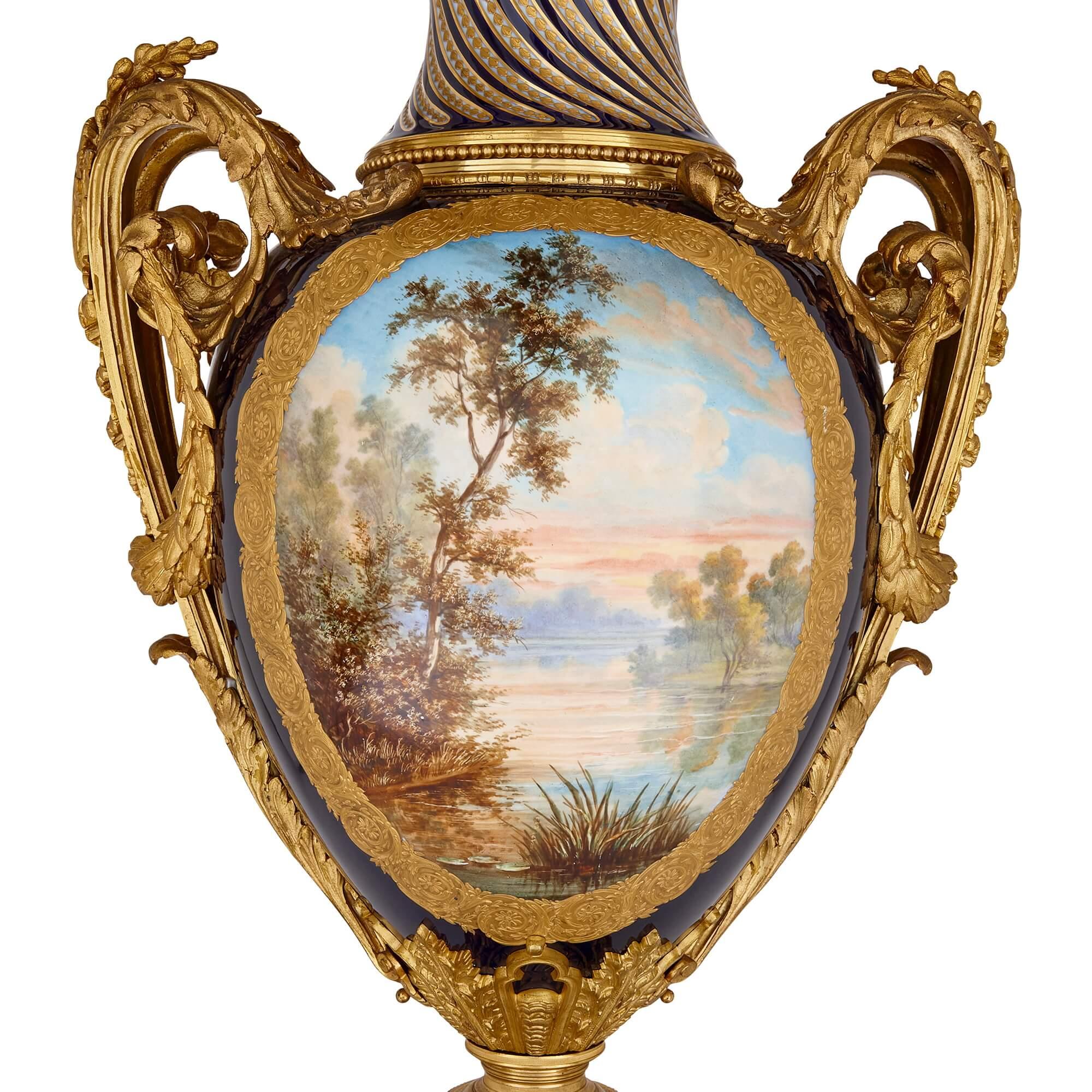 Français Grand vase ancien en porcelaine et bronze doré de style Sèvres  en vente