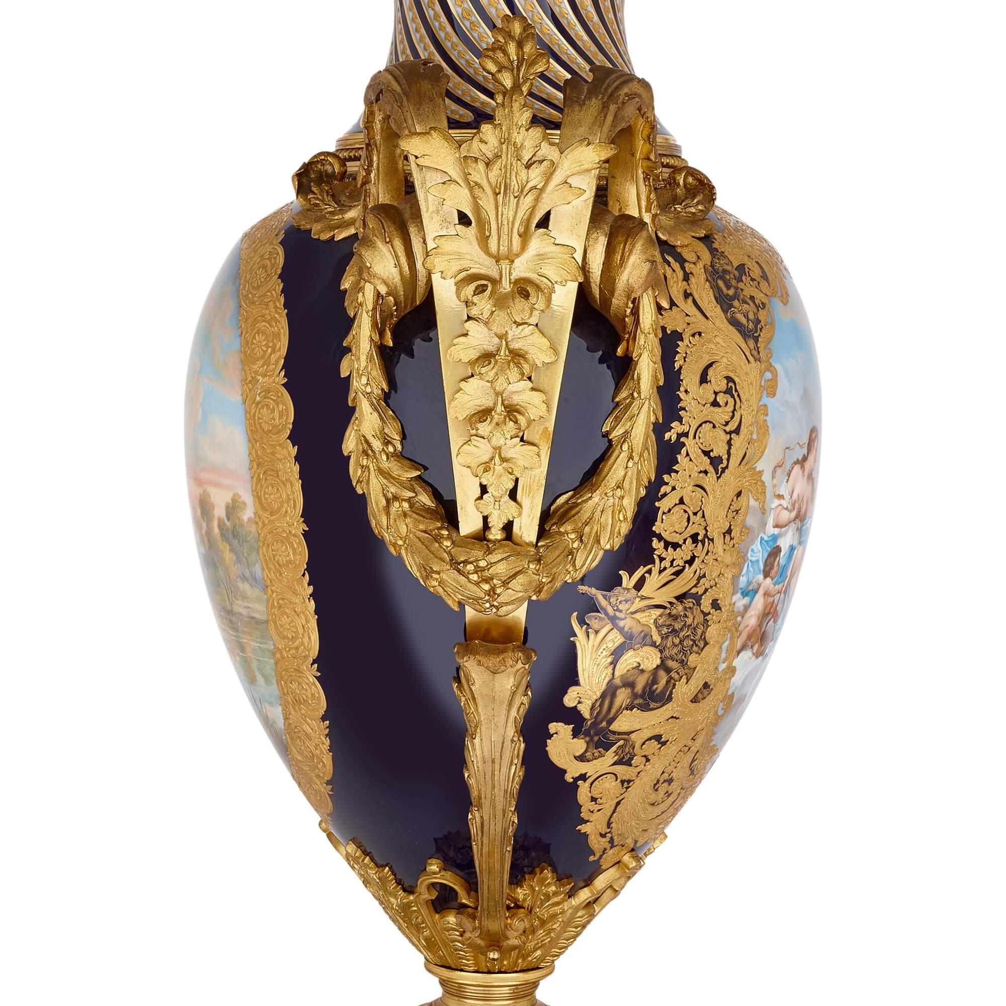 Grand vase ancien en porcelaine et bronze doré de style Sèvres  Bon état - En vente à London, GB