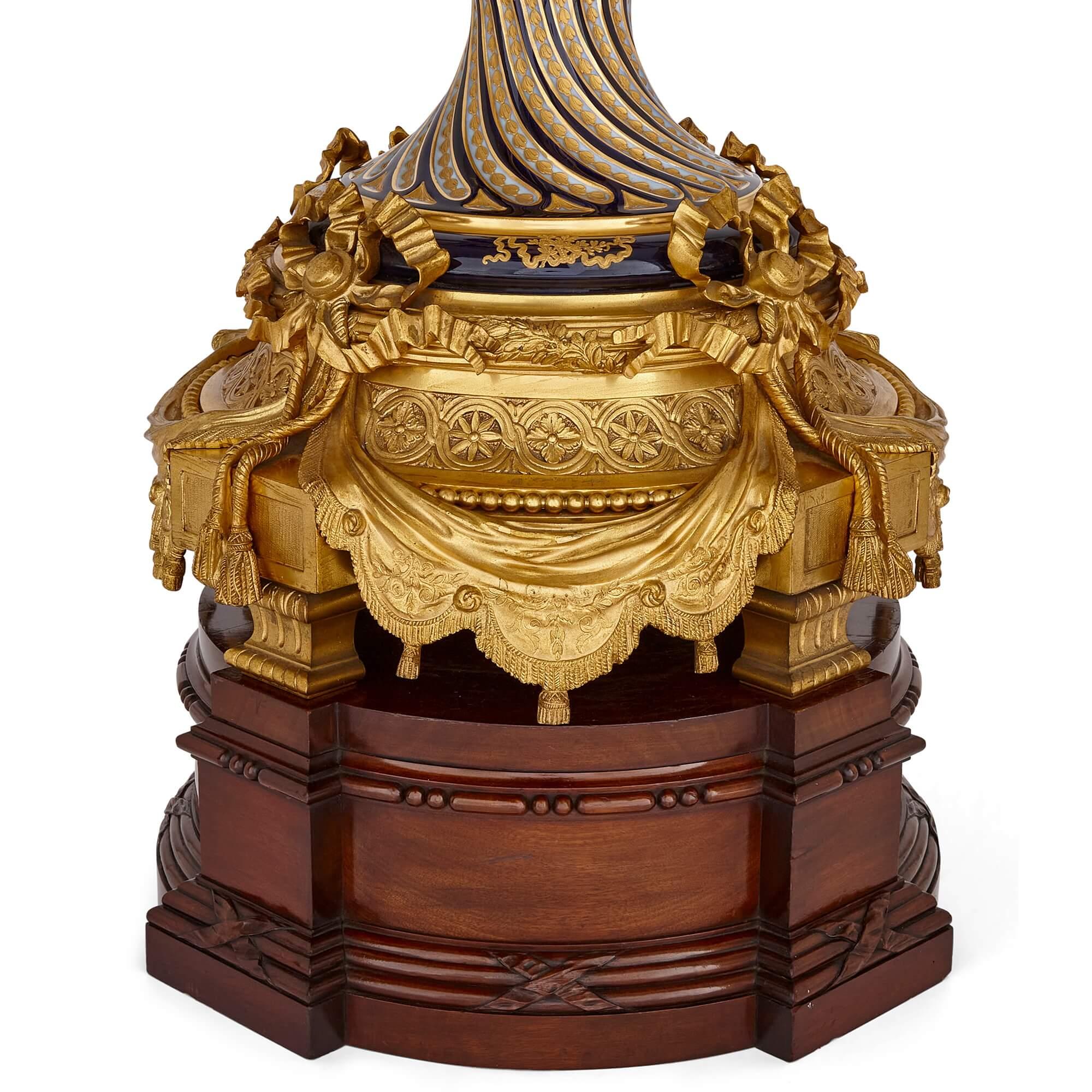 Große antike französische Vase im Sèvres-Stil aus Porzellan und vergoldeter Bronze  im Angebot 1