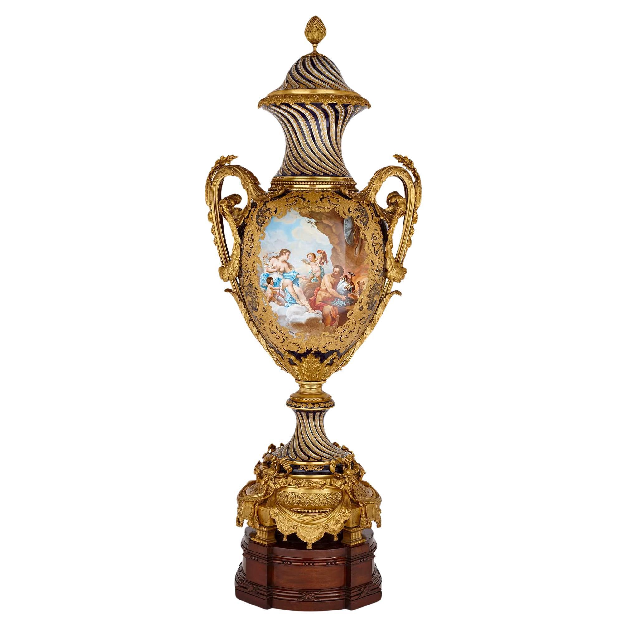 Große antike französische Vase im Sèvres-Stil aus Porzellan und vergoldeter Bronze  im Angebot