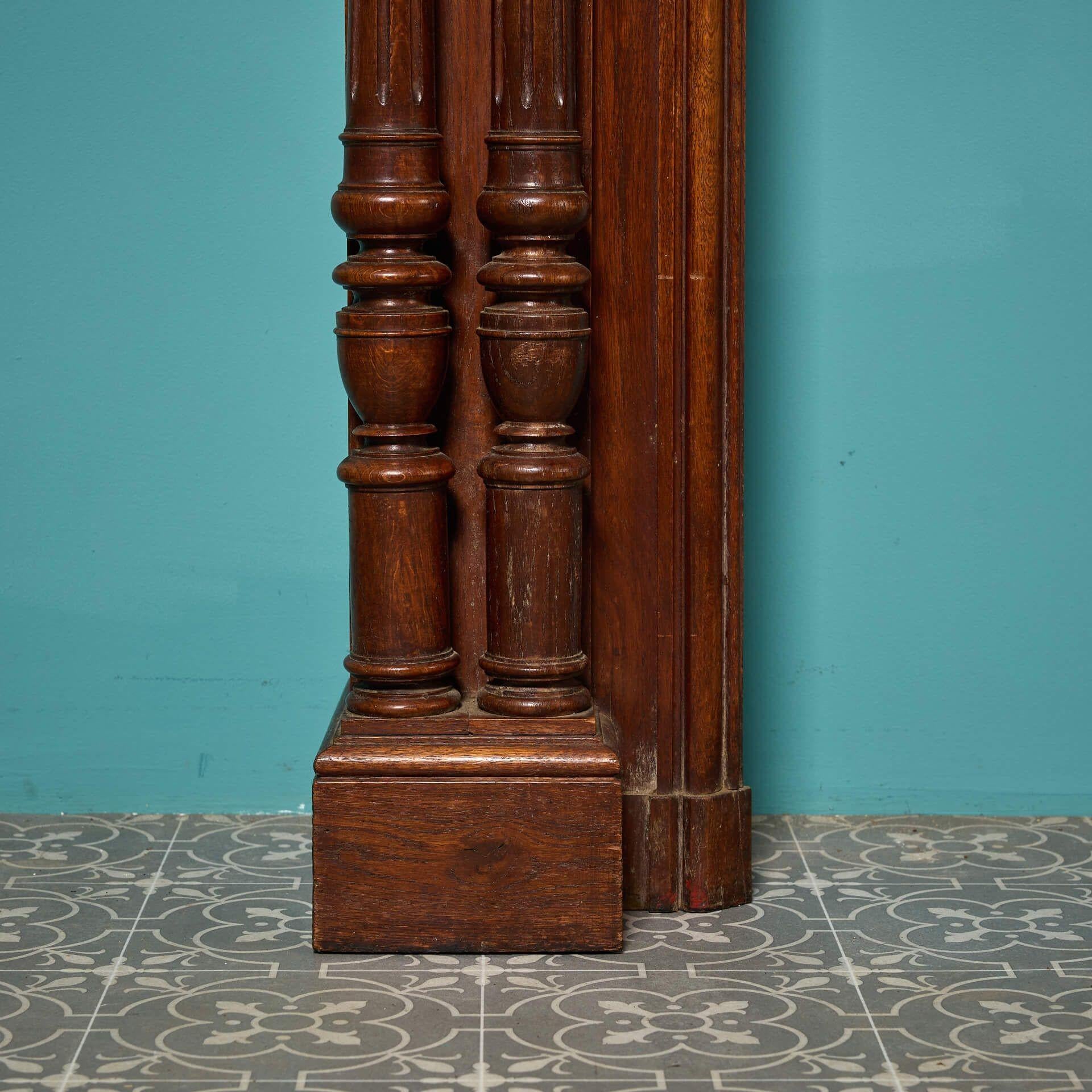Legno Grande caminetto antico francese in stile Louis in Oak massiccio in vendita