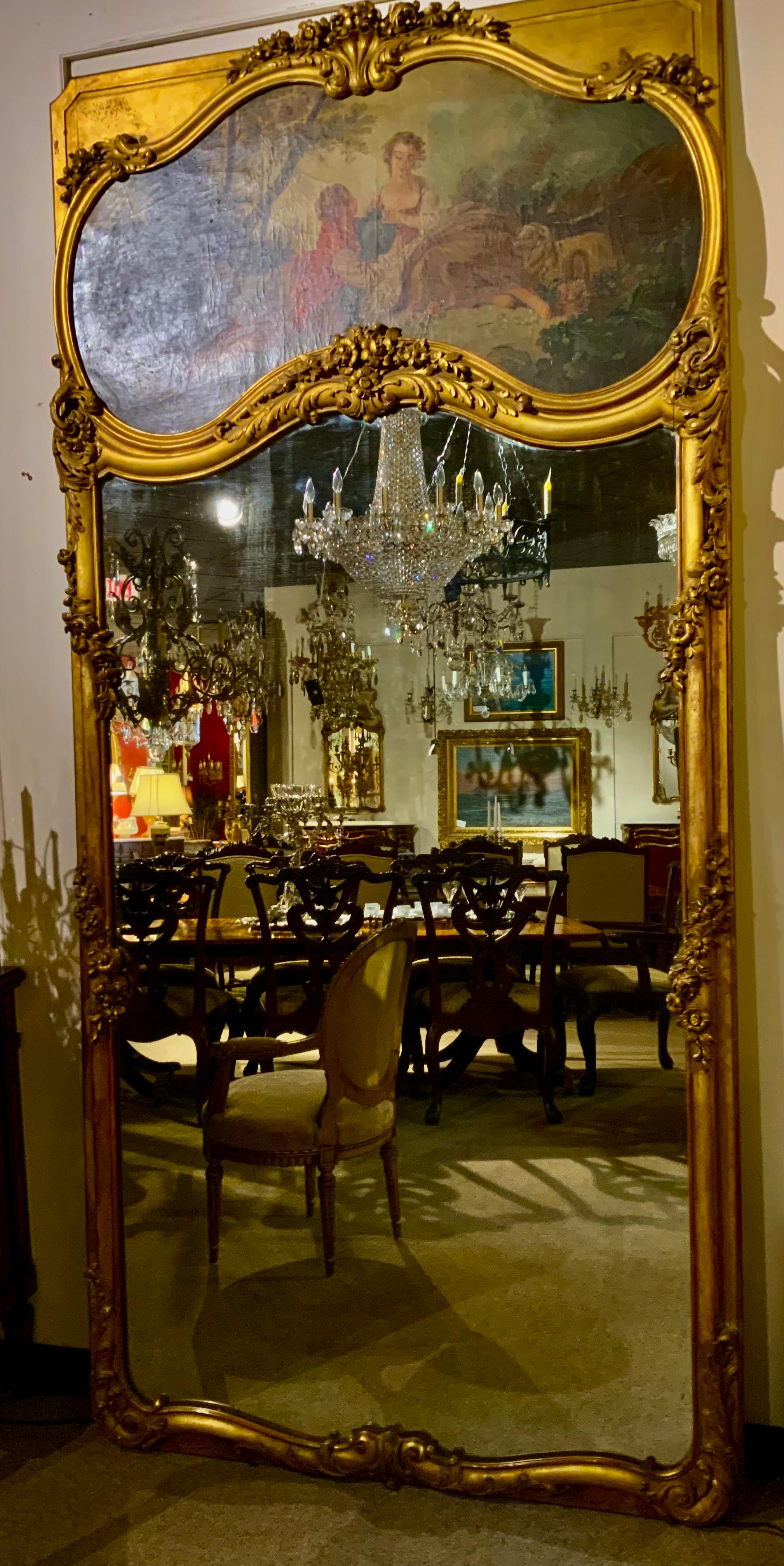 Peint à la main Grande paire de miroirs trumeau français anciens dans des cadres en bois doré 19ème siècle