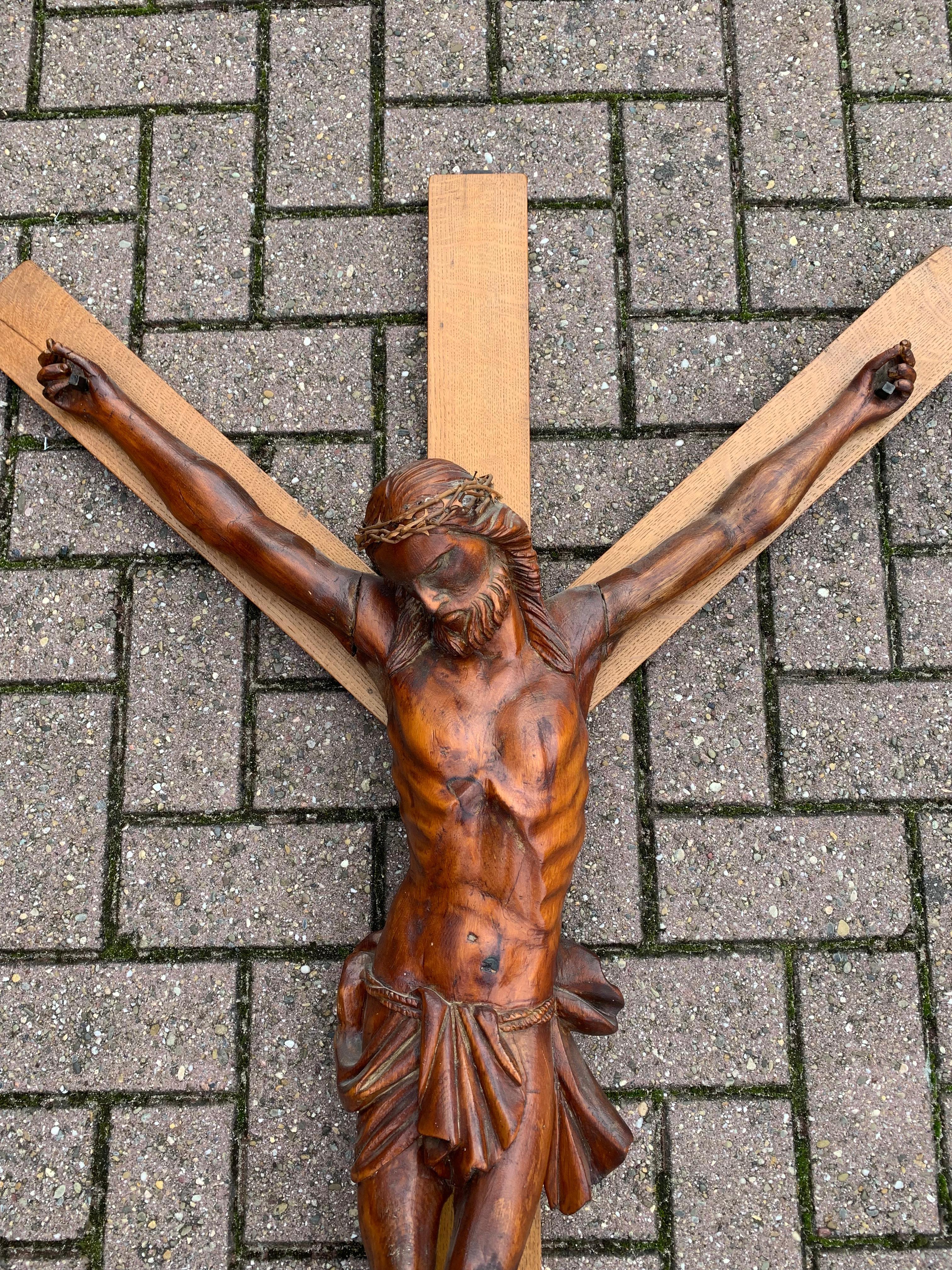 Französisches Wandkruzifix in Großformat / Jesus Christus auf dem Kreuz mit Thornenkrone im Angebot 5