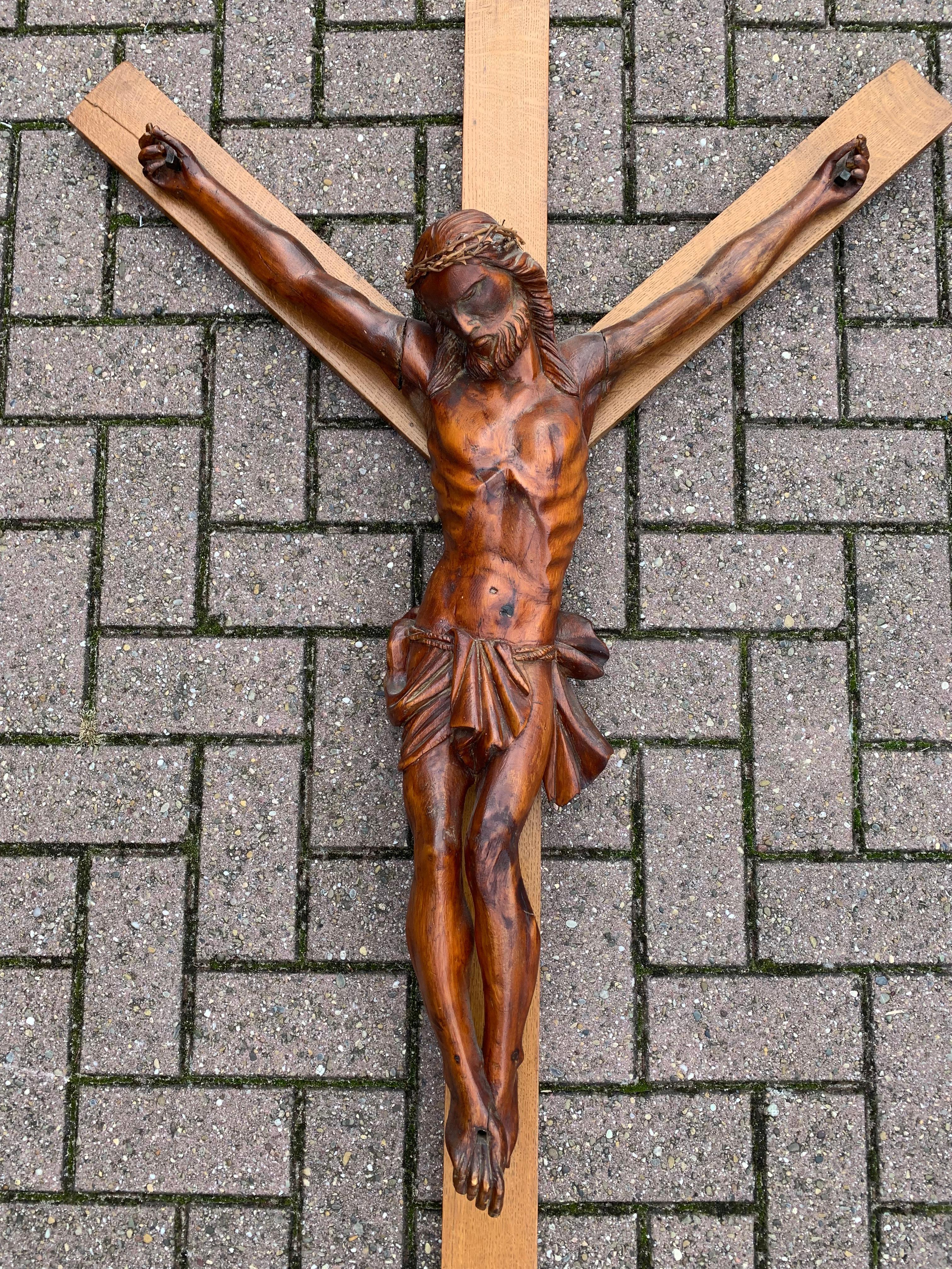 Französisches Wandkruzifix in Großformat / Jesus Christus auf dem Kreuz mit Thornenkrone (Gotisch) im Angebot