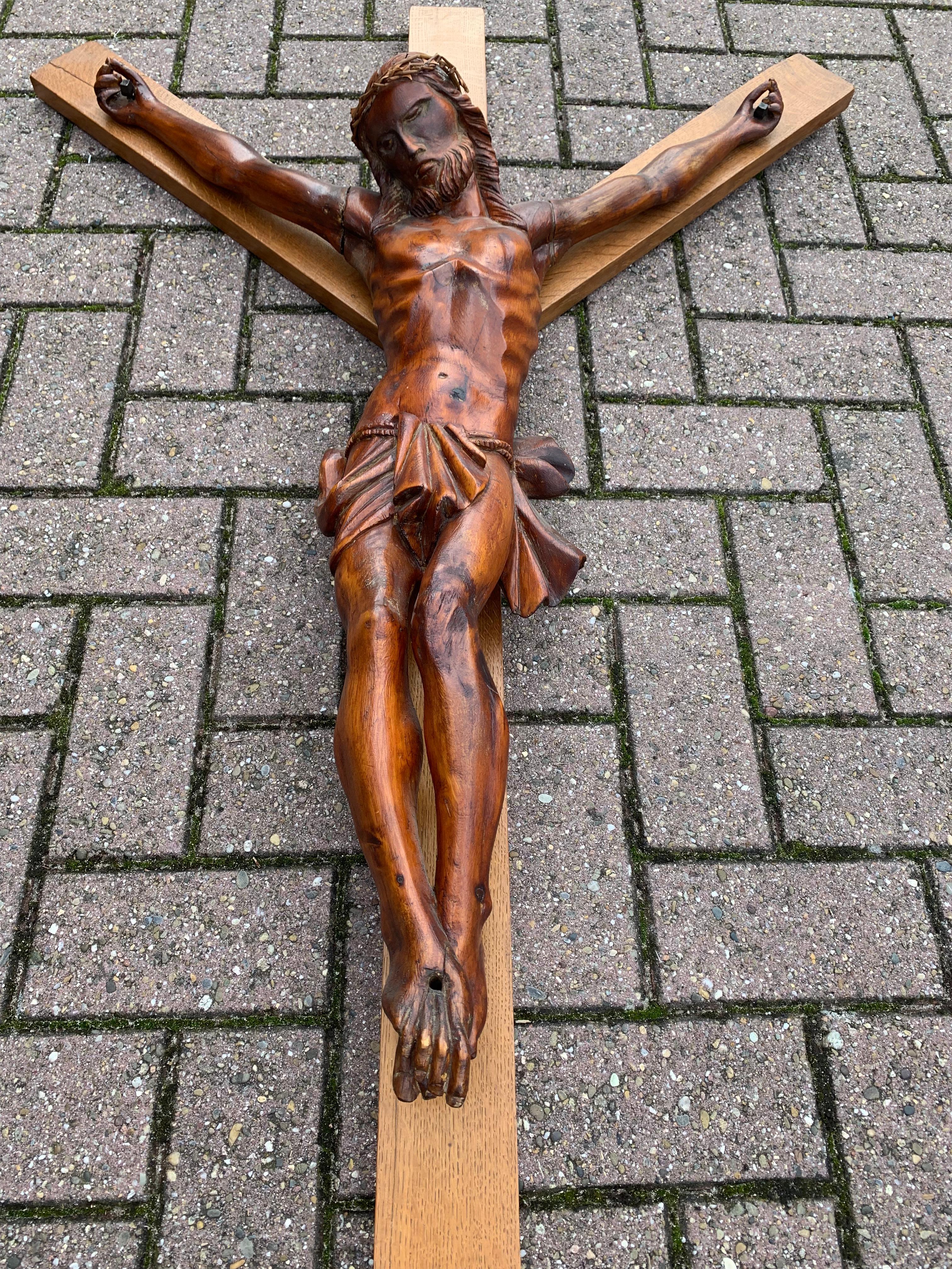 Französisches Wandkruzifix in Großformat / Jesus Christus auf dem Kreuz mit Thornenkrone (Handgeschnitzt) im Angebot