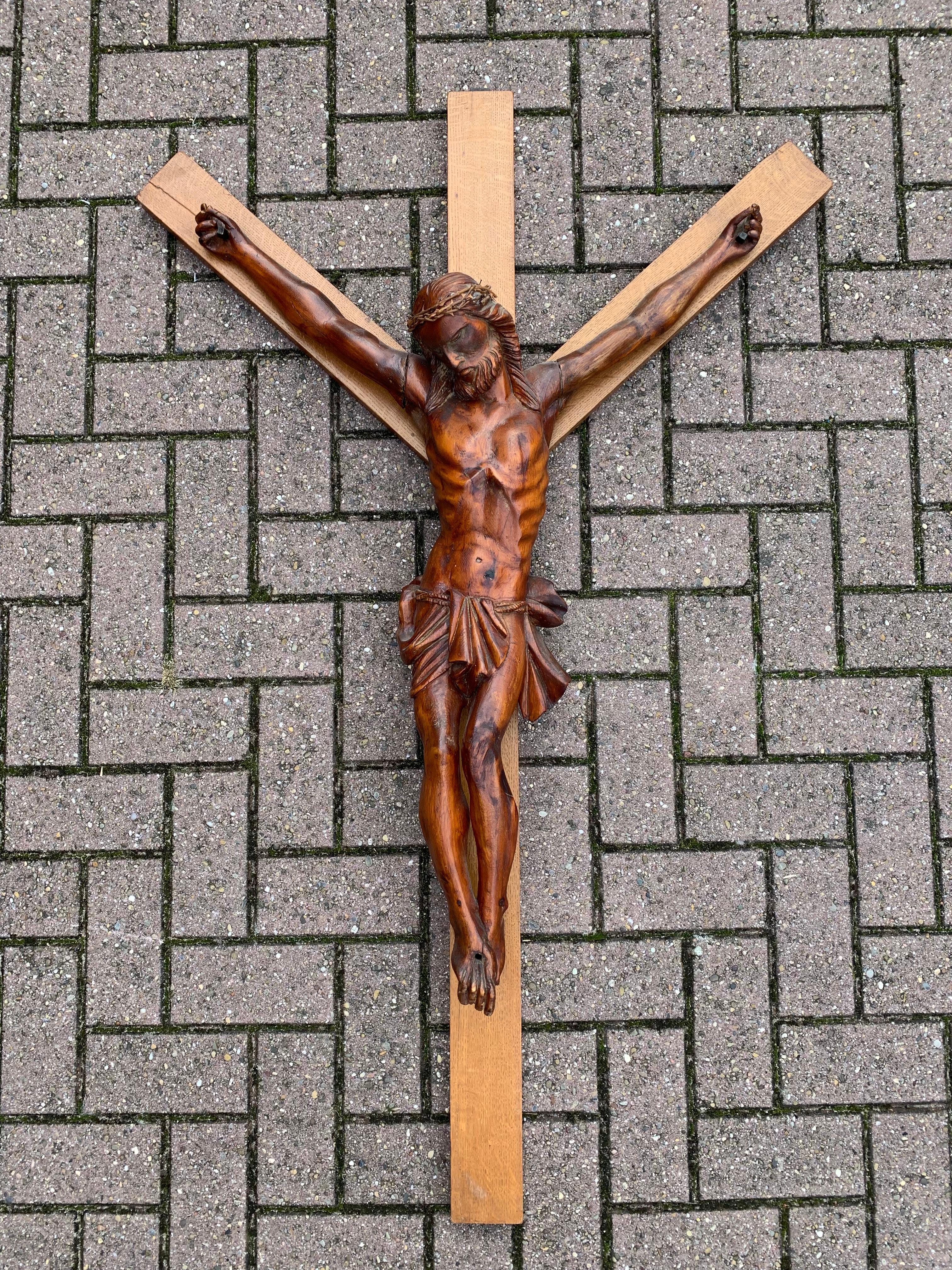 Französisches Wandkruzifix in Großformat / Jesus Christus auf dem Kreuz mit Thornenkrone im Zustand „Gut“ im Angebot in Lisse, NL