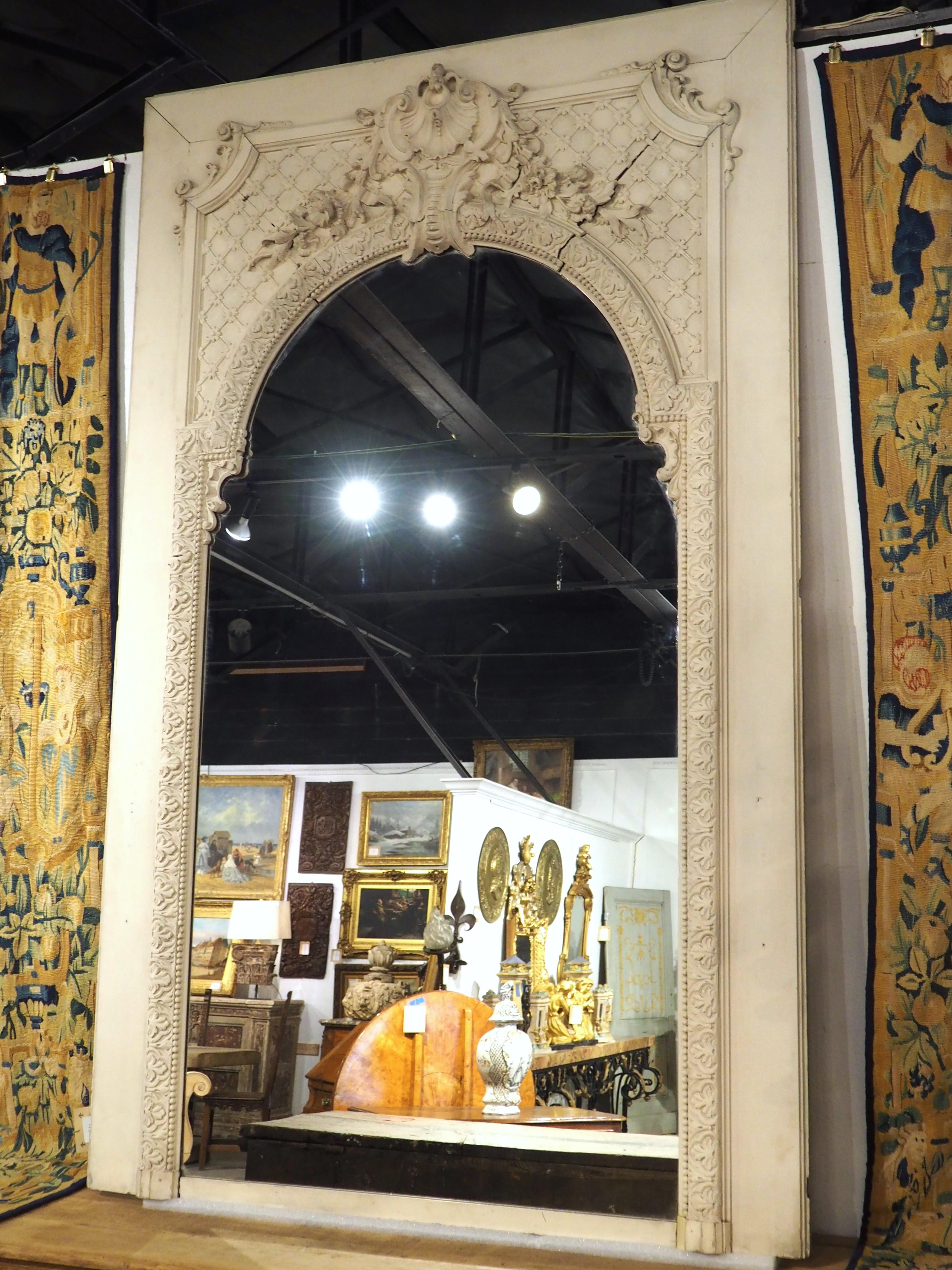 Les miroirs de boiserie de Whiting, comme ce modèle peint en blanc provenant de France, ont été conçus pour être placés sur un mur entre deux fenêtres. Les motifs et les palettes de couleurs de ces miroirs sont souvent assortis aux panneaux