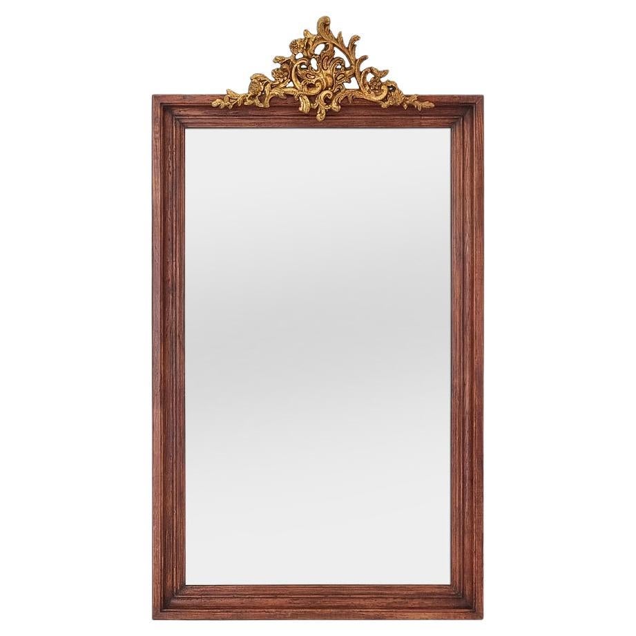 Grande specchio francese antico in legno con frontone dorato in stile barocco, anni '50