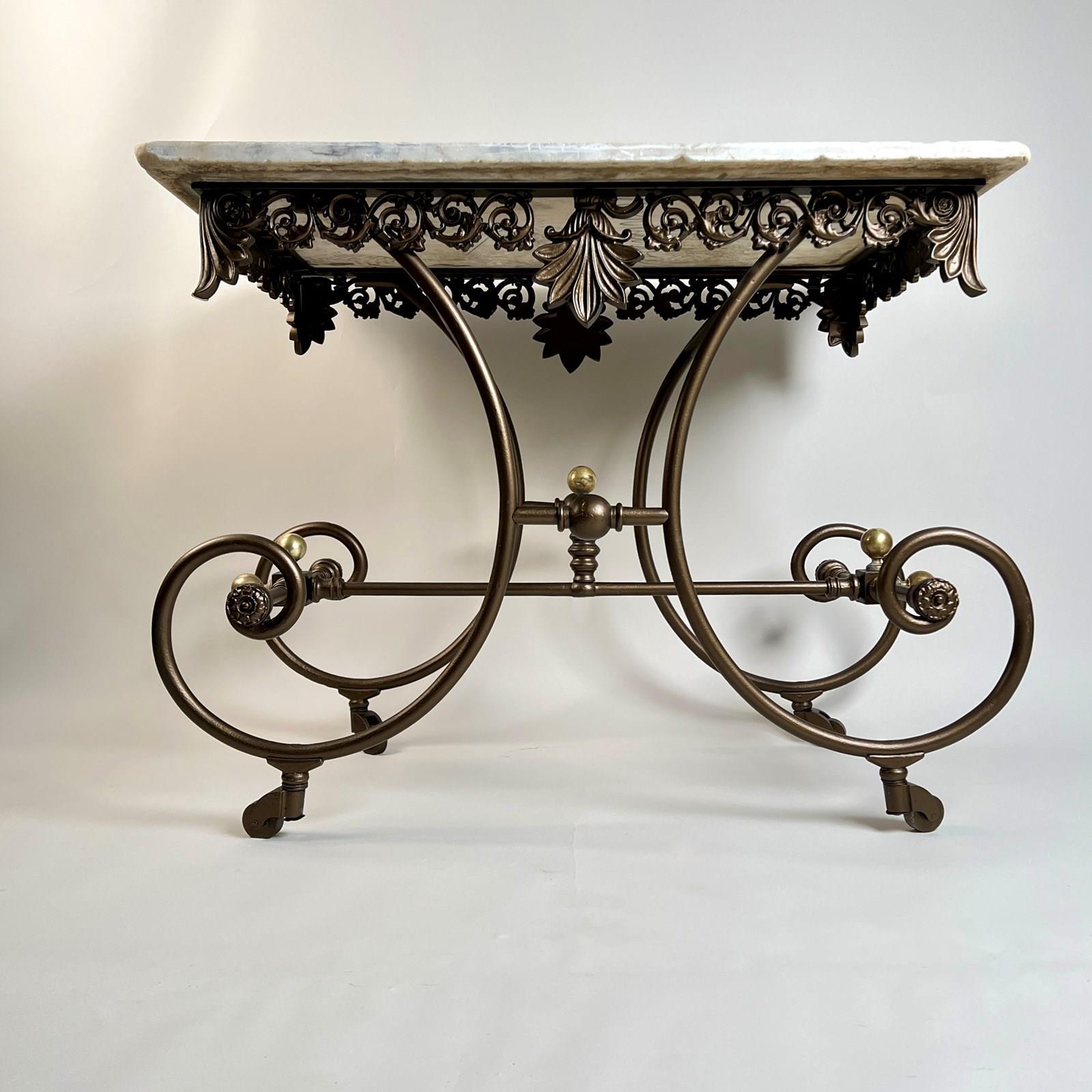 Français Grande table patinée ou console française ancienne en fer forgé et marbre en vente