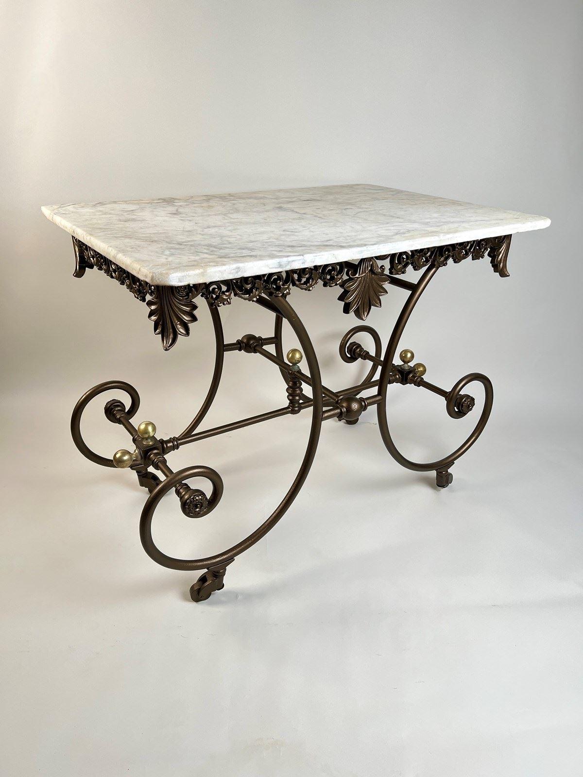 Fait main Grande table patinée ou console française ancienne en fer forgé et marbre en vente