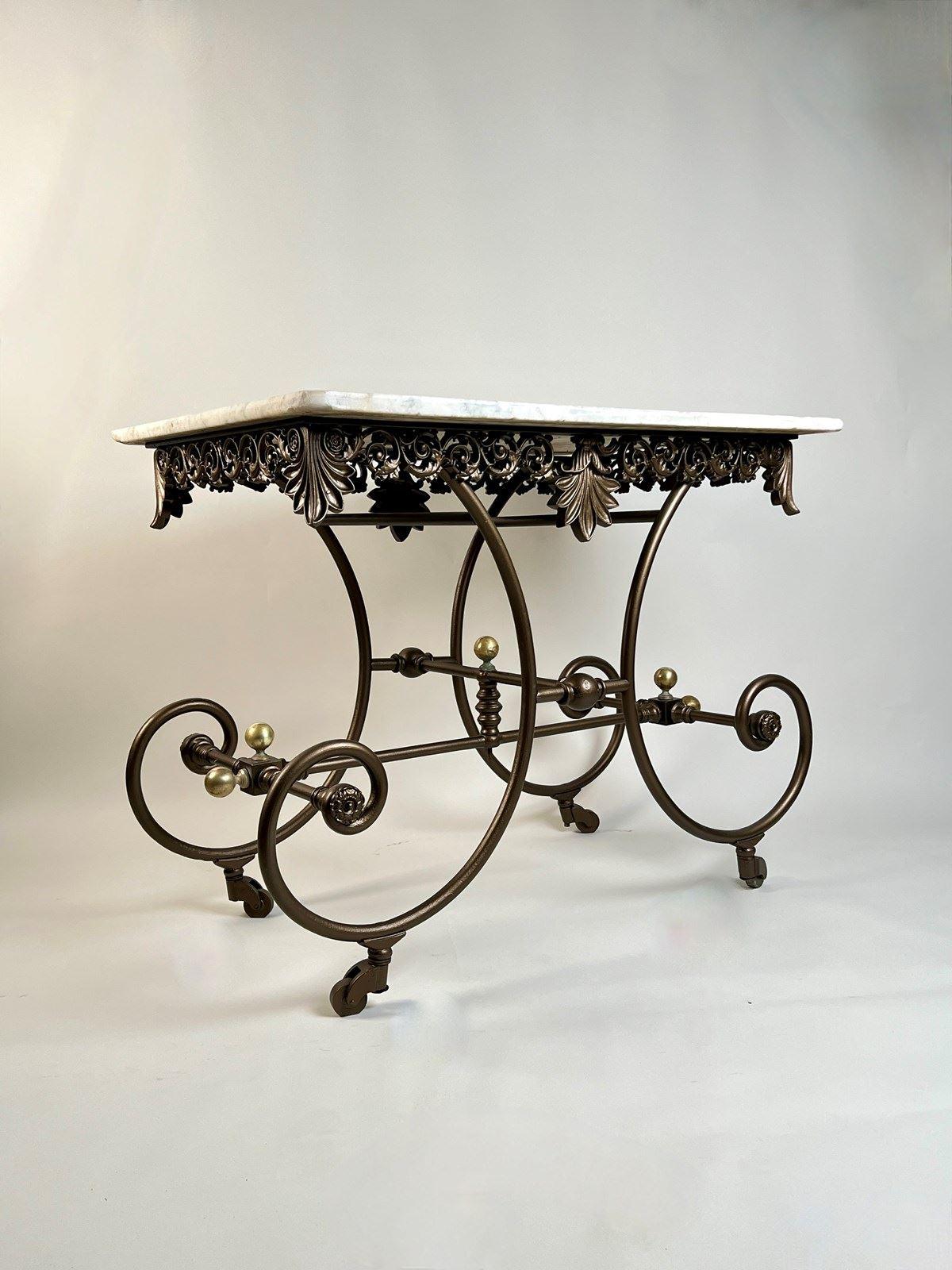 Fer forgé Grande table patinée ou console française ancienne en fer forgé et marbre en vente