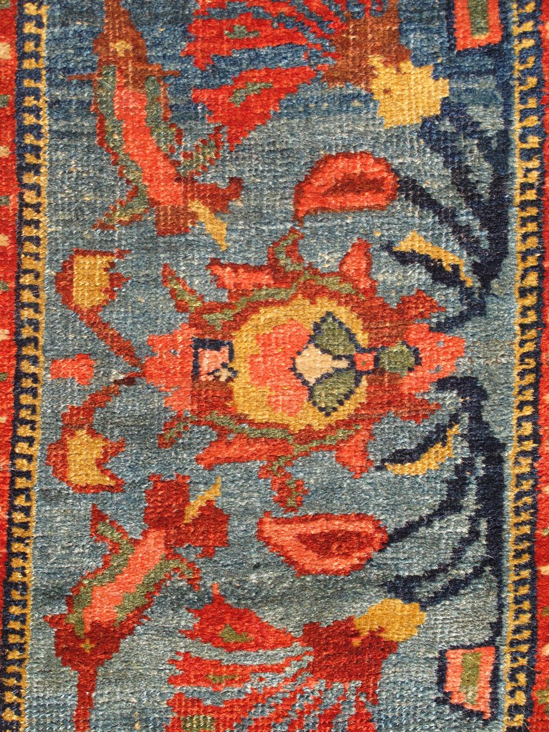 Großer antiker Garous Bidjar in geometrischem Design mit blauem Hintergrund und mehrfarbigem Muster im Zustand „Gut“ im Angebot in Atlanta, GA
