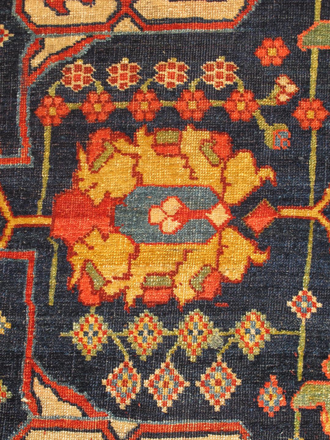 Großer antiker Garous Bidjar in geometrischem Design mit blauem Hintergrund und mehrfarbigem Muster im Angebot 1