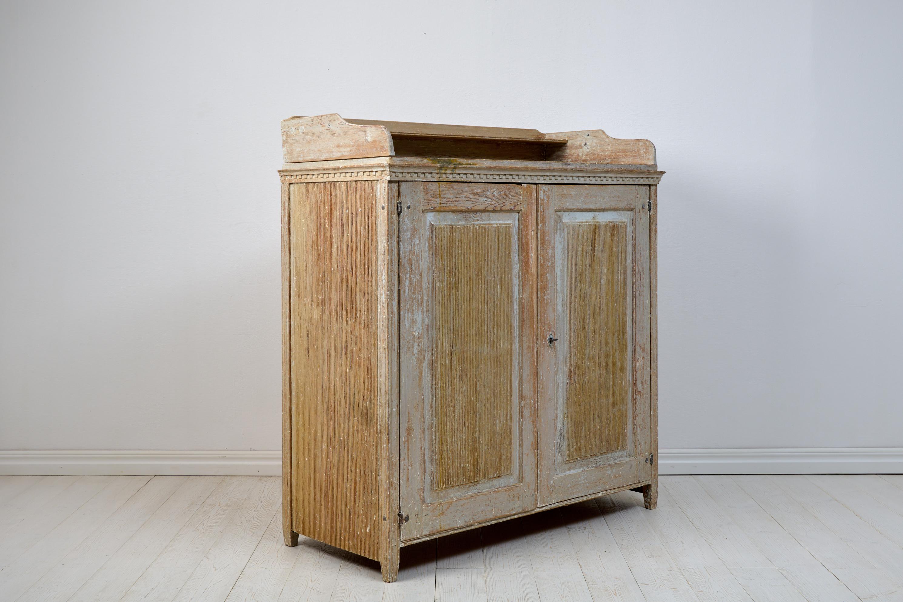Large Antique Genuine Northern Swedish Tall Pine Gustavian Sideboard  In Good Condition In Kramfors, SE