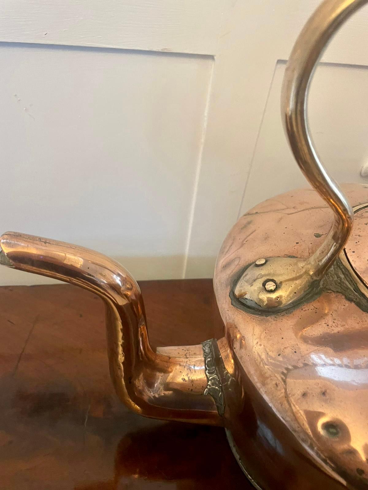Gran tetera antigua de cobre de calidad Jorge III Inglés en venta