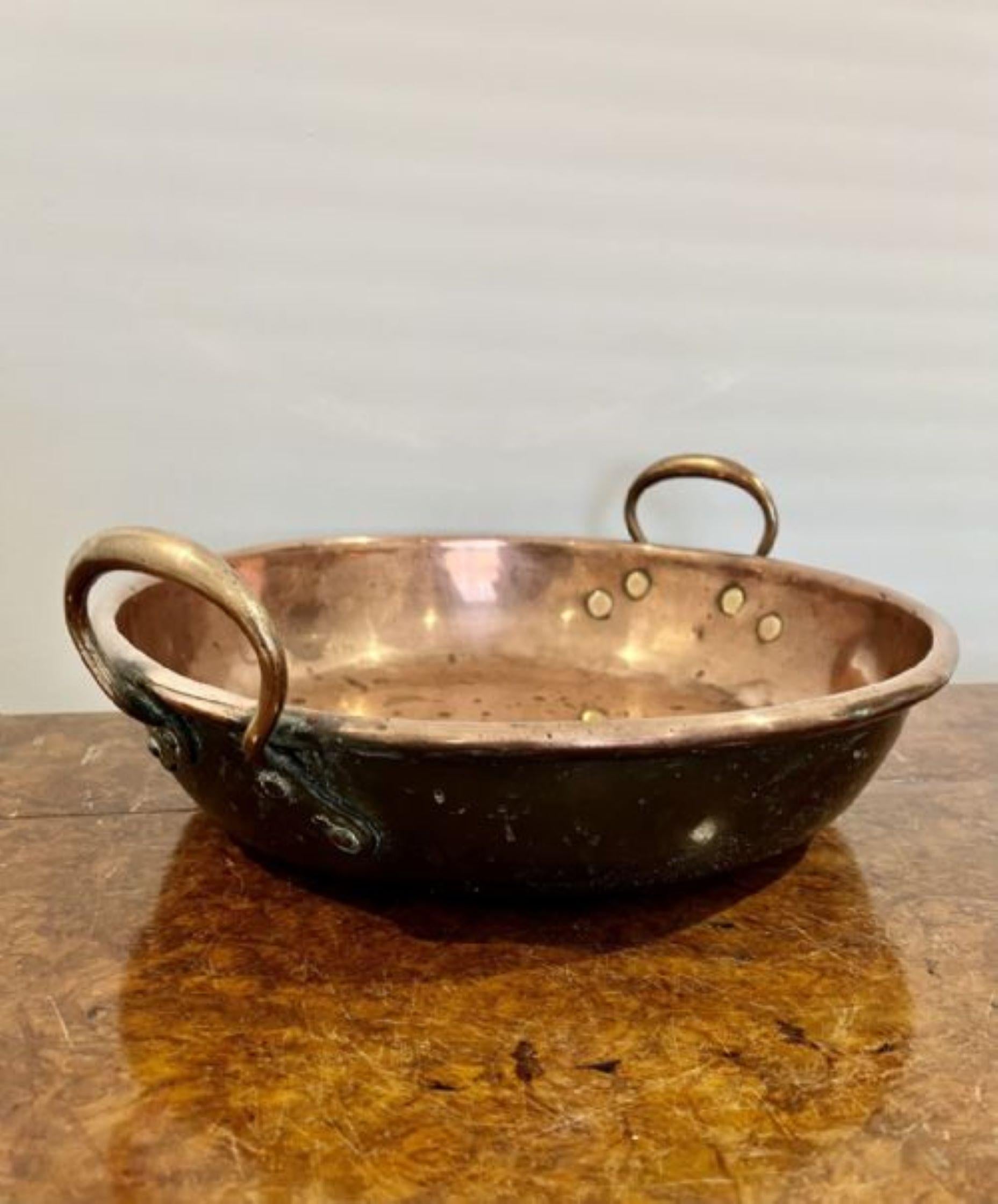 Large antique George III quality copper pan with a copper skimmer  In Good Condition For Sale In Ipswich, GB