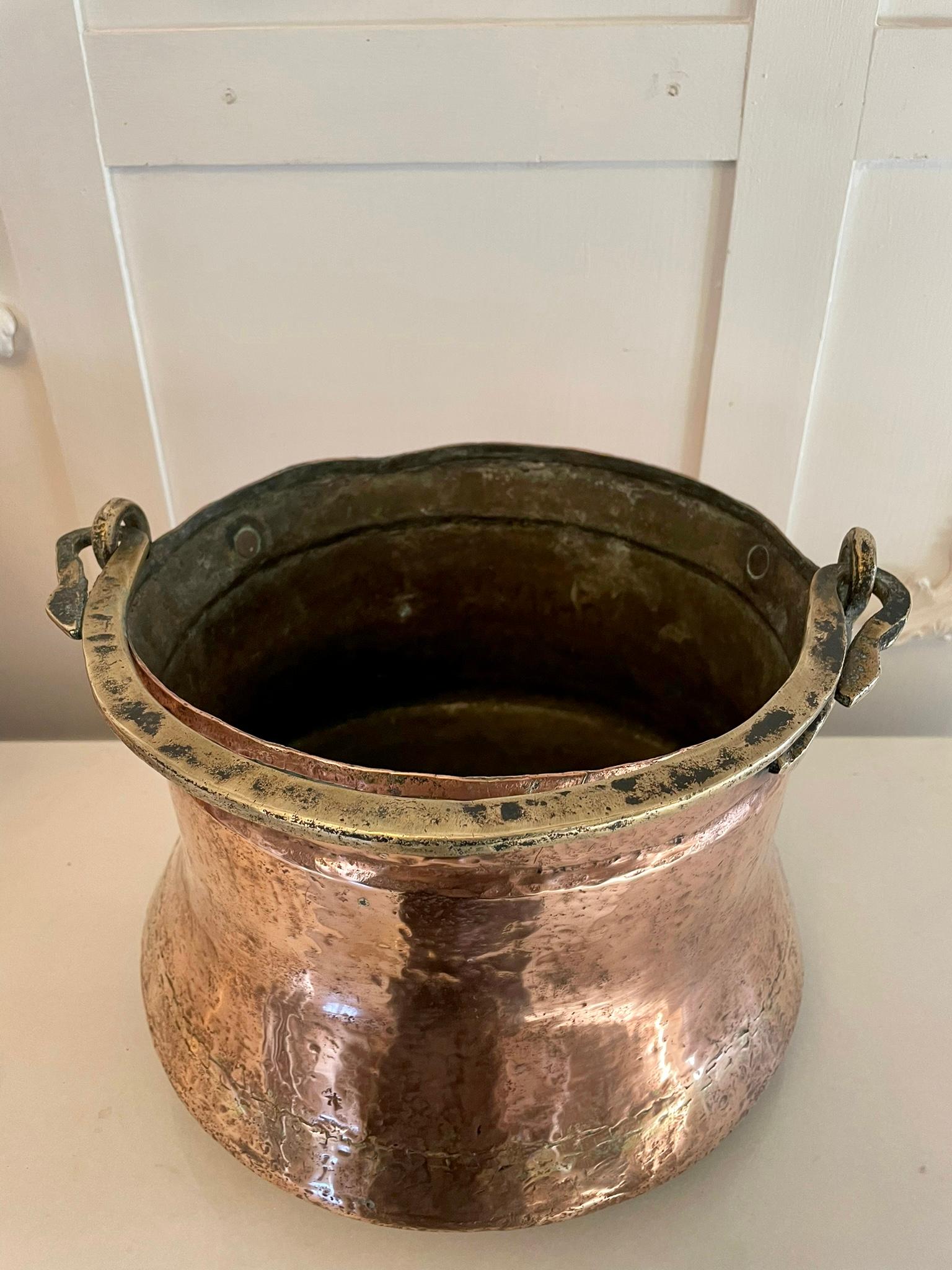 Large antique George III quality copper shaped pot having a quality antique George III shaped copper pot with the original brass swing handle 

H 20.5 x W 29 x D 29cm
Date 1810.
 