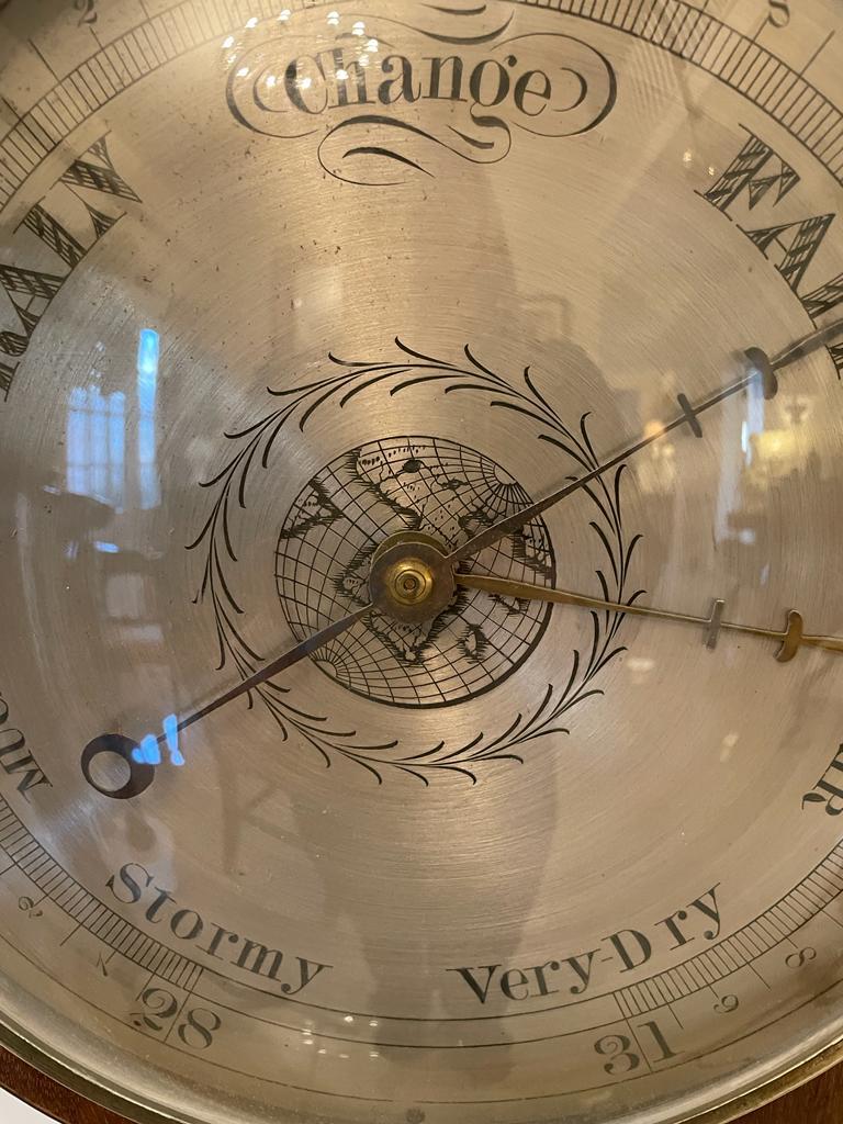 Große antike George III Qualität Mahagoni Banjo Barometer mit einem Schwanenhals Giebel über eine Qualität geformt Mahagoni-Gehäuse mit Satinholz Bespannung, Thermometer, Hygrometer, kreisförmigen Spiegel, versilbert graviert kreisförmigen