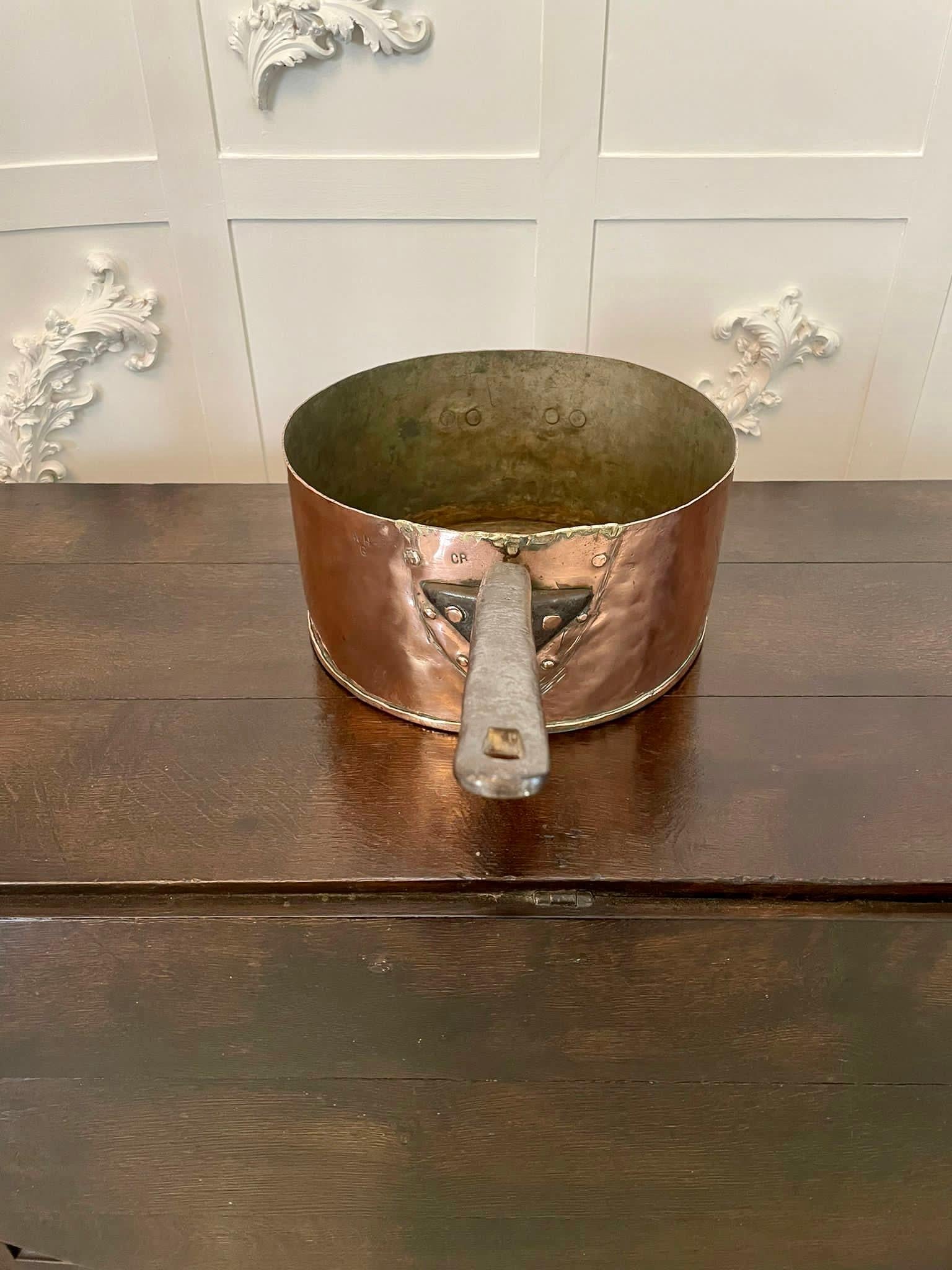 Große große antike George III Qualität Kupfer Saucepan gestempelt Lippenstifte (Frühes 19. Jahrhundert) im Angebot