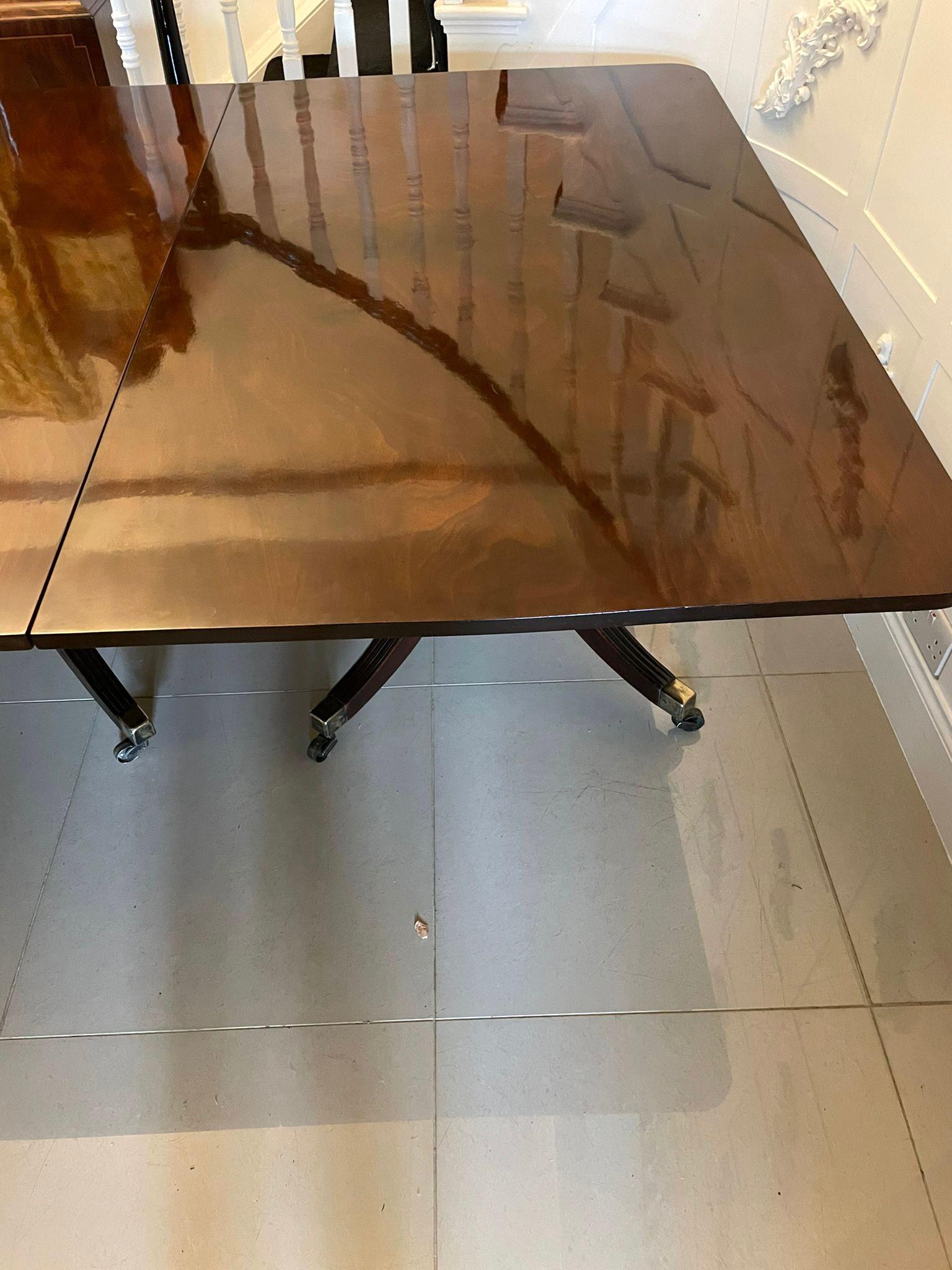 Grande tavolo da pranzo antico georgiano di qualità eccezionale in mogano figurato a 3 pilastri in vendita 7