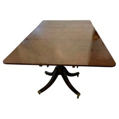 Gran Mesa de Comedor Georgiana Antigua de Caoba Figurada de Excepcional Calidad con 3 Pilares