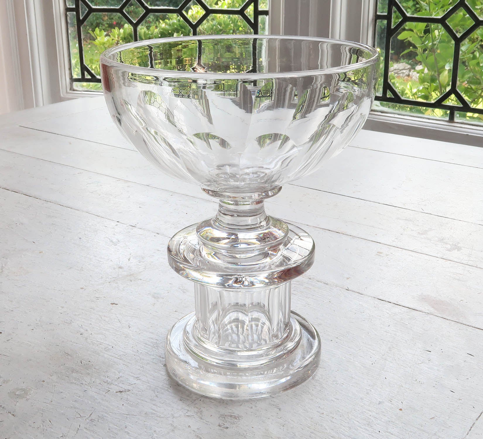 Superba ciotola o vaso di vetro. 

Stile georgiano. Linee semplici

Meraviglioso gadrooning alla ciotola

Qualità pesante

Buono stato


