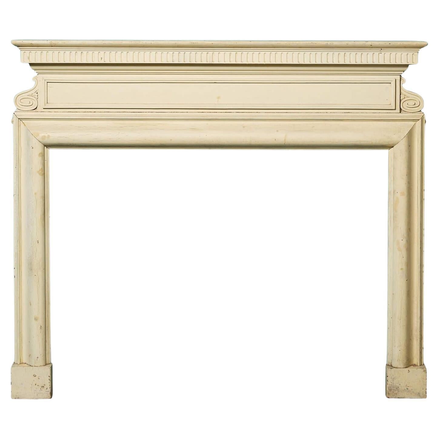 Grand contour de cheminée de style géorgien ancien en pin peint