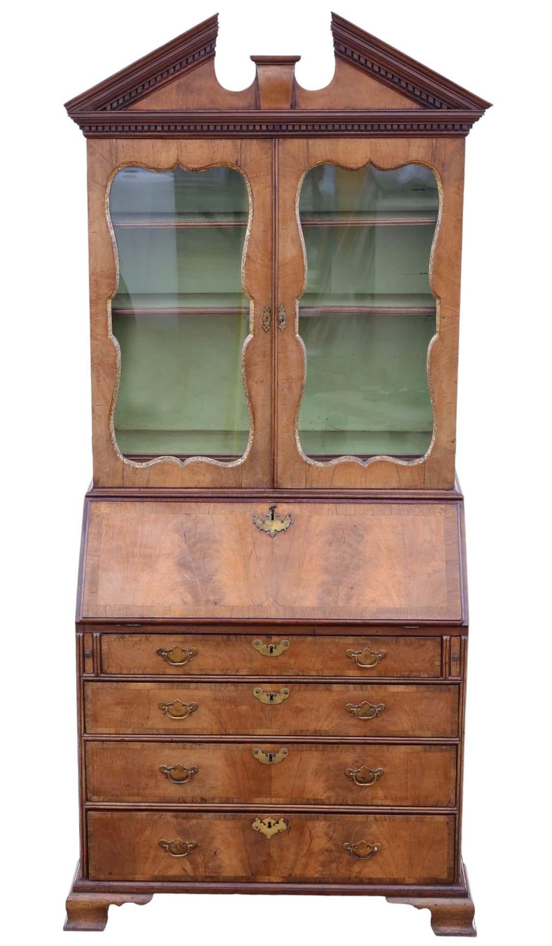 Großes antikes georgianisches Nussbaum-Bureau-Bücherregal - Hochwertiges Ausstellungsstück aus dem 18. Beeindruckender gezackter Spaltbogengiebel. Schöner abgenutzter vergoldeter Rahmen um das Glas.
Dieses Bücherregal strahlt eine schöne Qualität