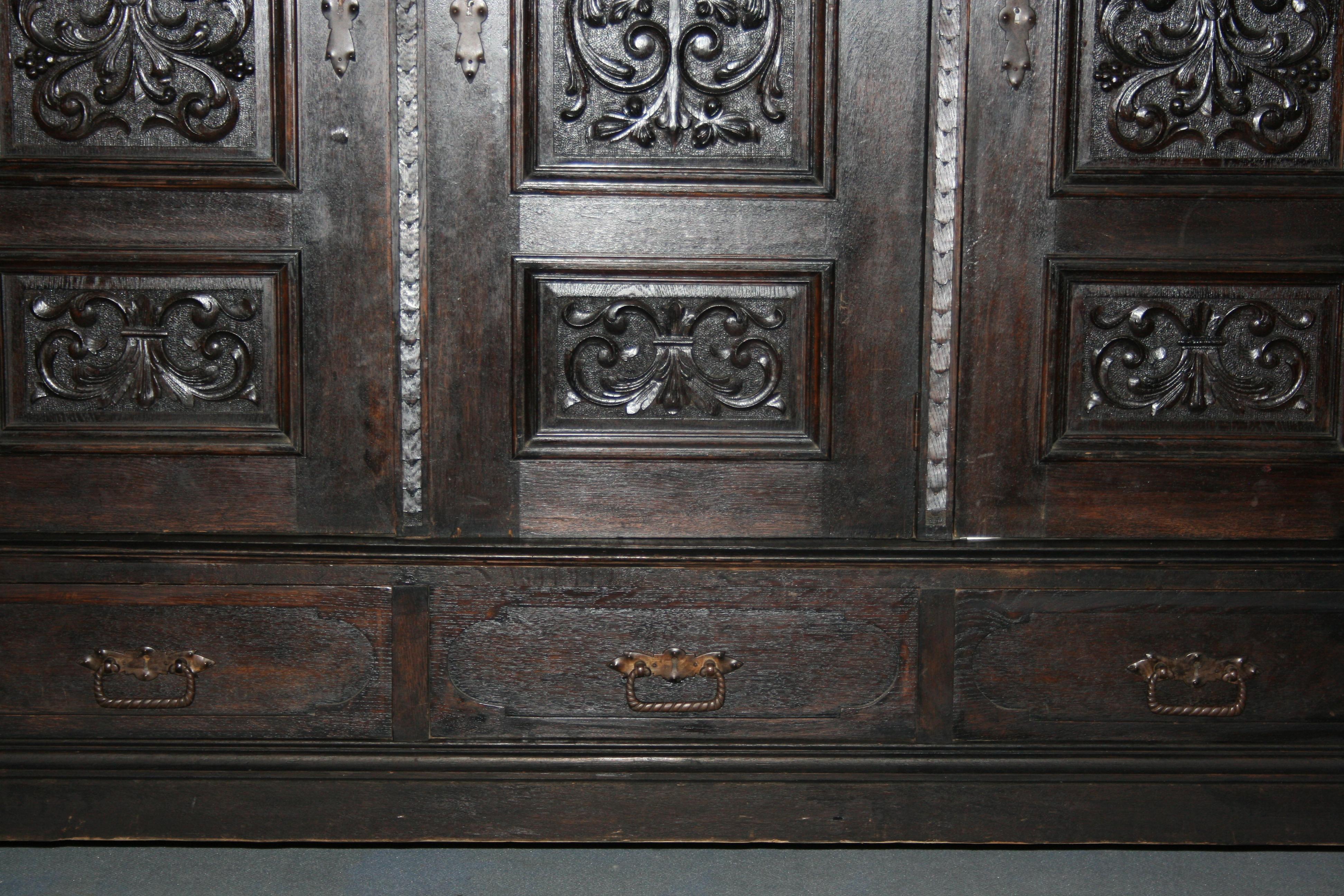 Large Antique German Historicism Oak Cupboard, circa 1880 In Good Condition In Dusseldorf, DE