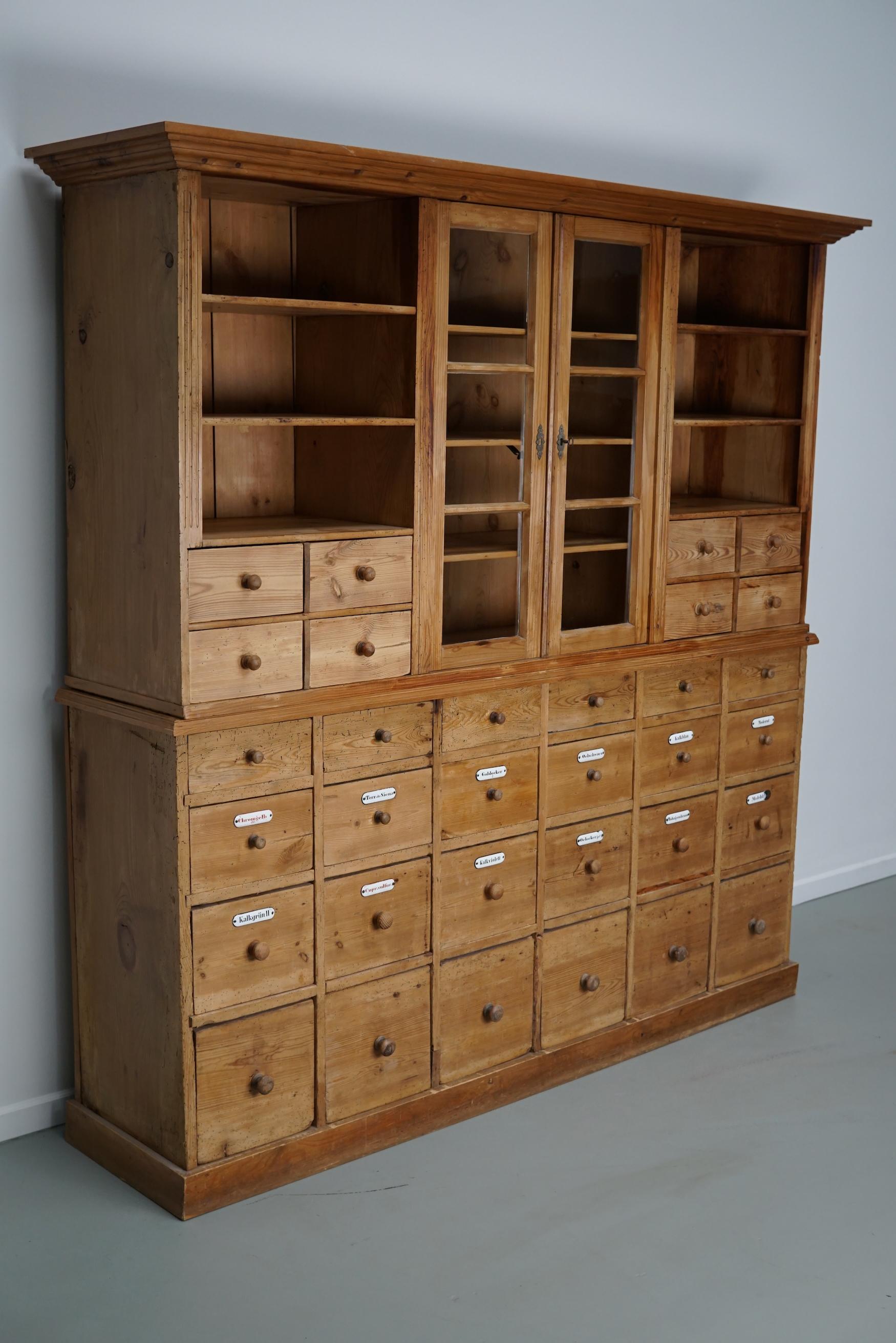 Grande armoire d'apothicaire / vitrine ancienne en pin allemand début 20ème siècle en vente 4