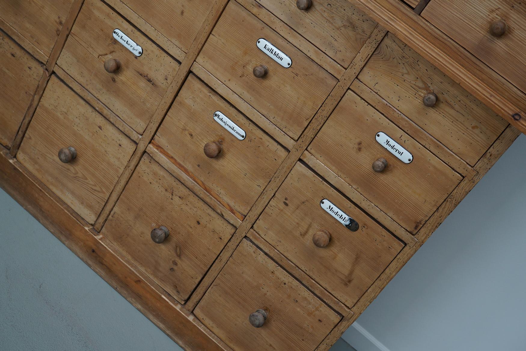 Grande armoire d'apothicaire / vitrine ancienne en pin allemand début 20ème siècle en vente 5