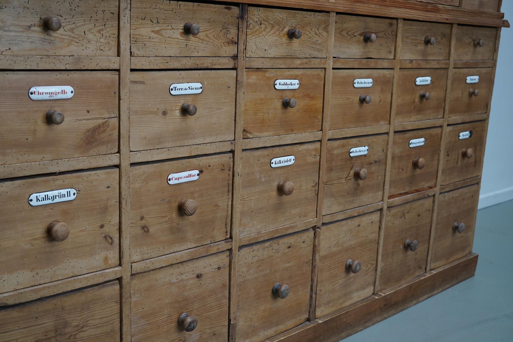 Grande armoire d'apothicaire / vitrine ancienne en pin allemand début 20ème siècle en vente 7