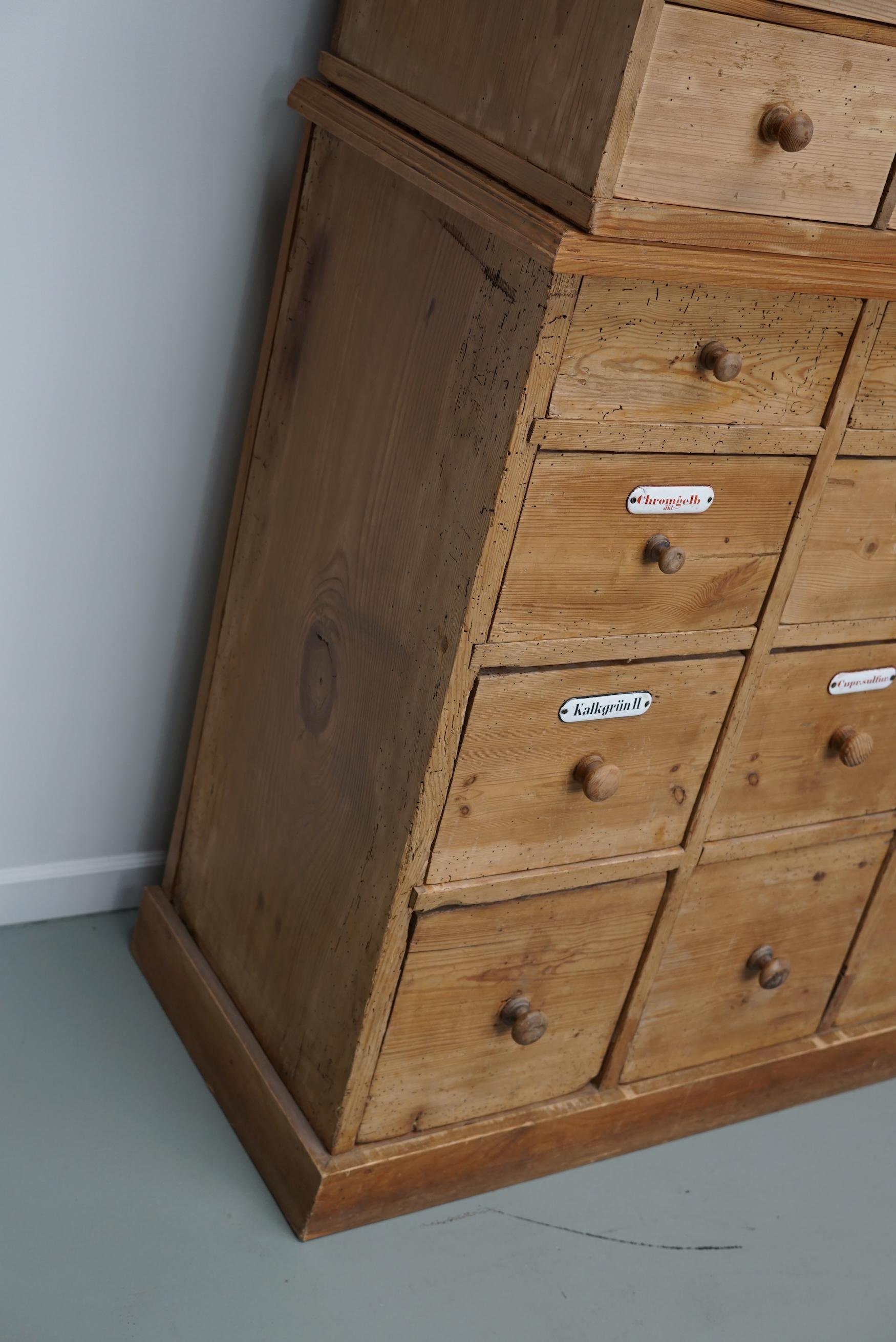 Grande armoire d'apothicaire / vitrine ancienne en pin allemand début 20ème siècle en vente 8